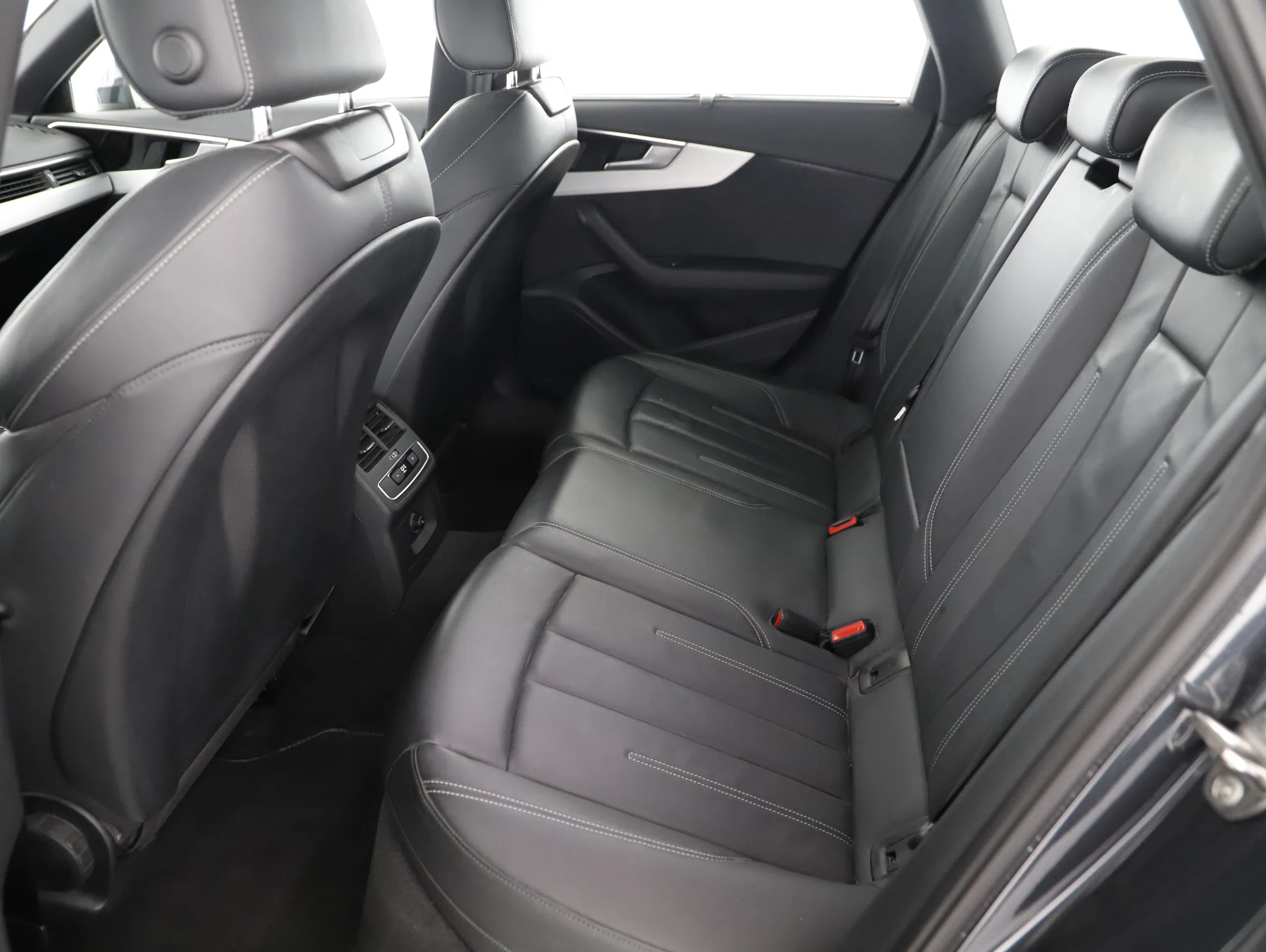 Audi A4 Avant 30 2.0 TDI advanced | Bild 2 von 24