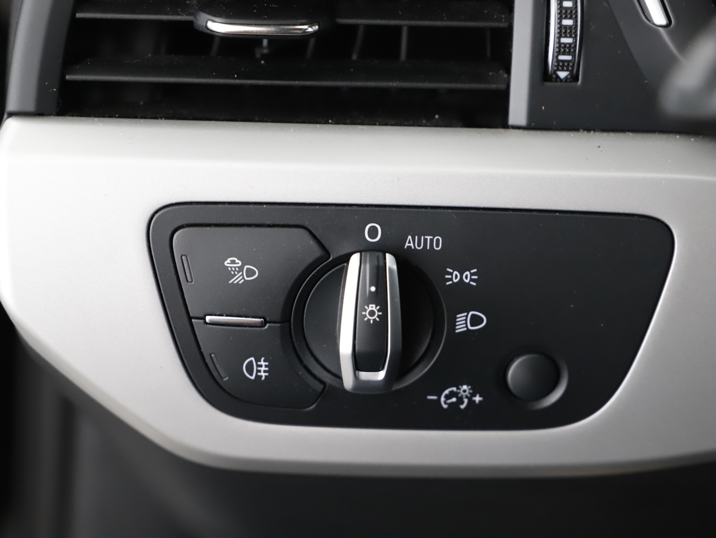 Audi A4 Avant 40 2.0 TDI S-Line | Bild 13 von 31