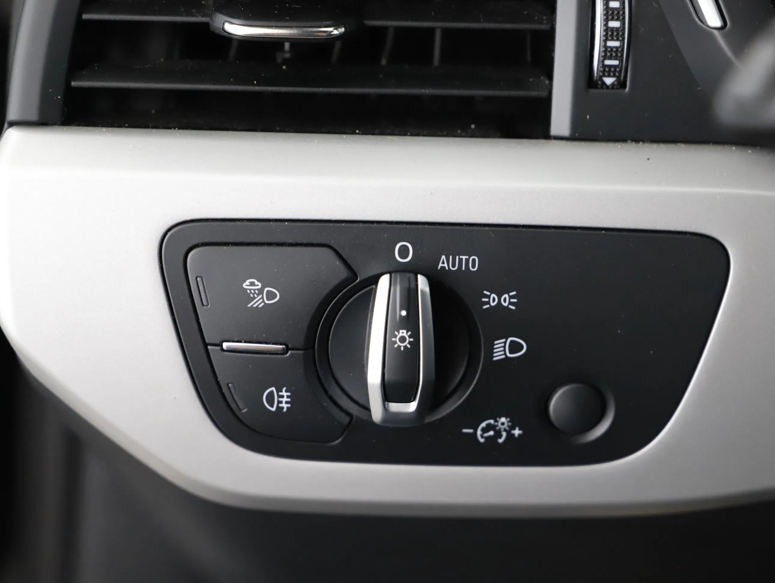 Audi A4 Avant 40 2.0 TDI S-Line | Bild 13 von 31