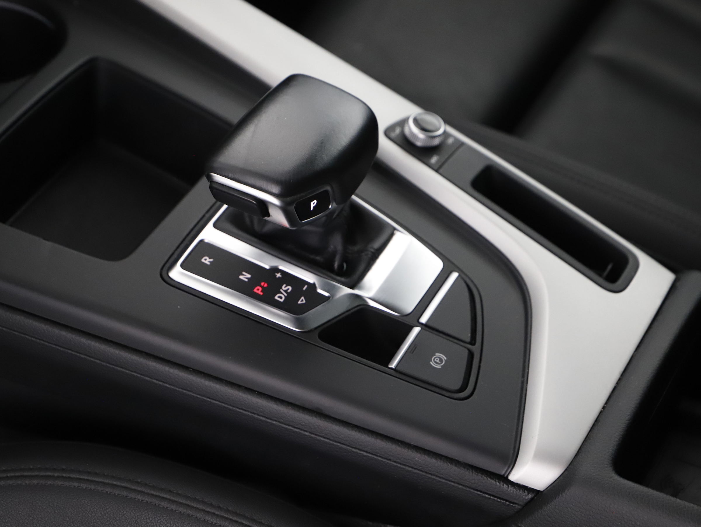 Audi A4 Avant 40 2.0 TDI S-Line | Bild 24 von 31