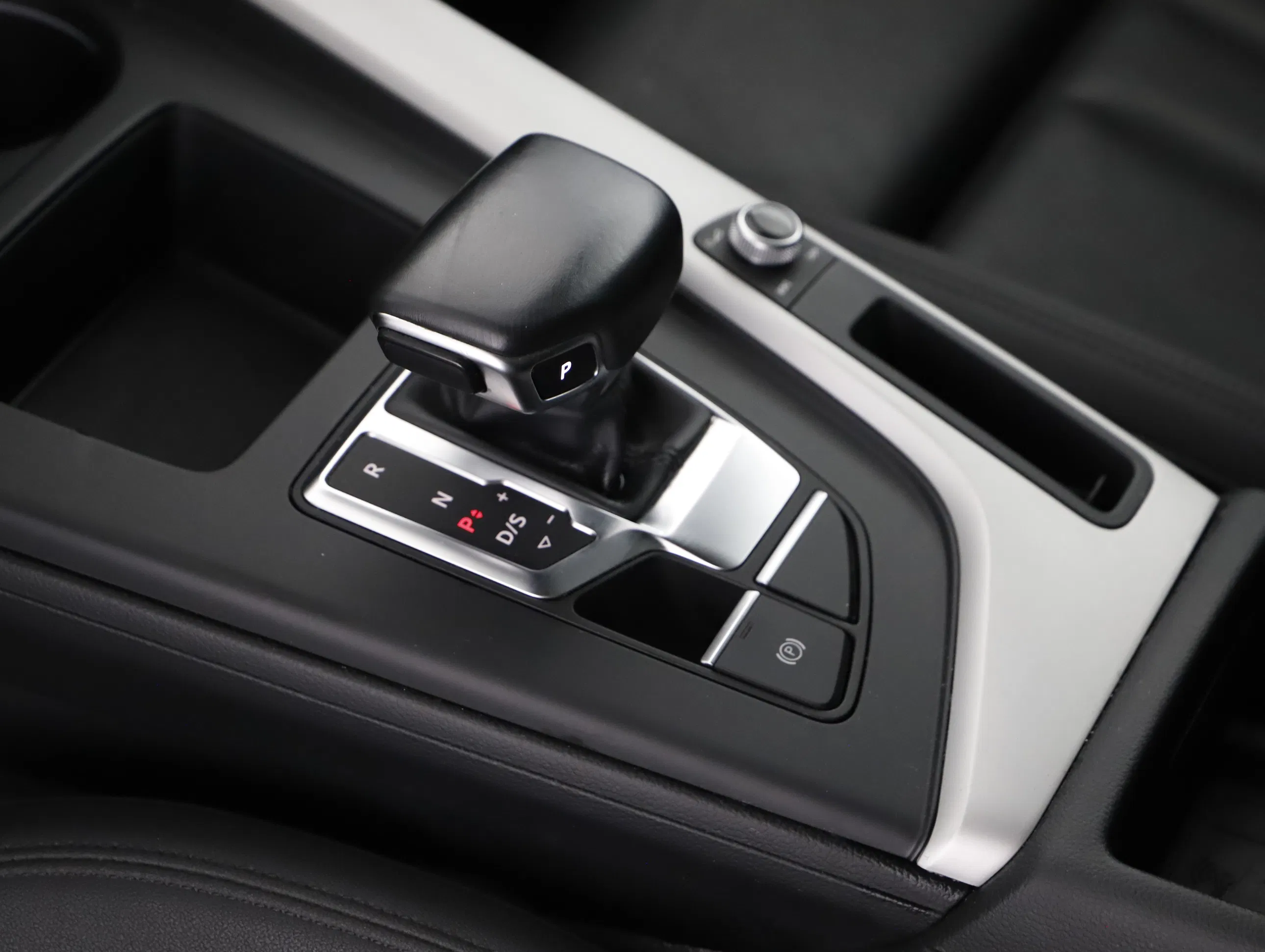 Audi A4 Avant 40 2.0 TDI S-Line | Bild 24 von 31