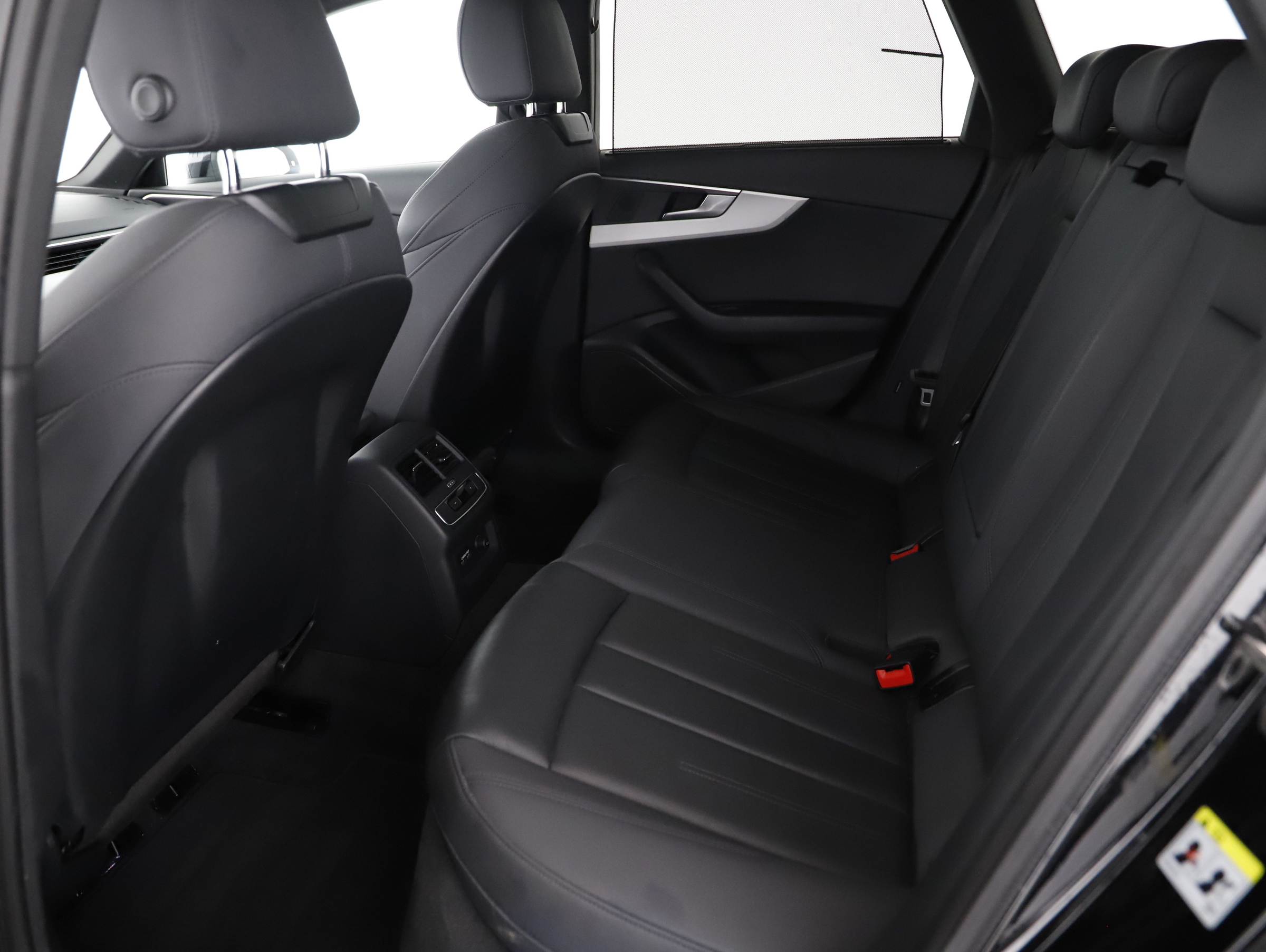 Audi A4 Avant 40 2.0 TDI S-Line | Bild 25 von 31