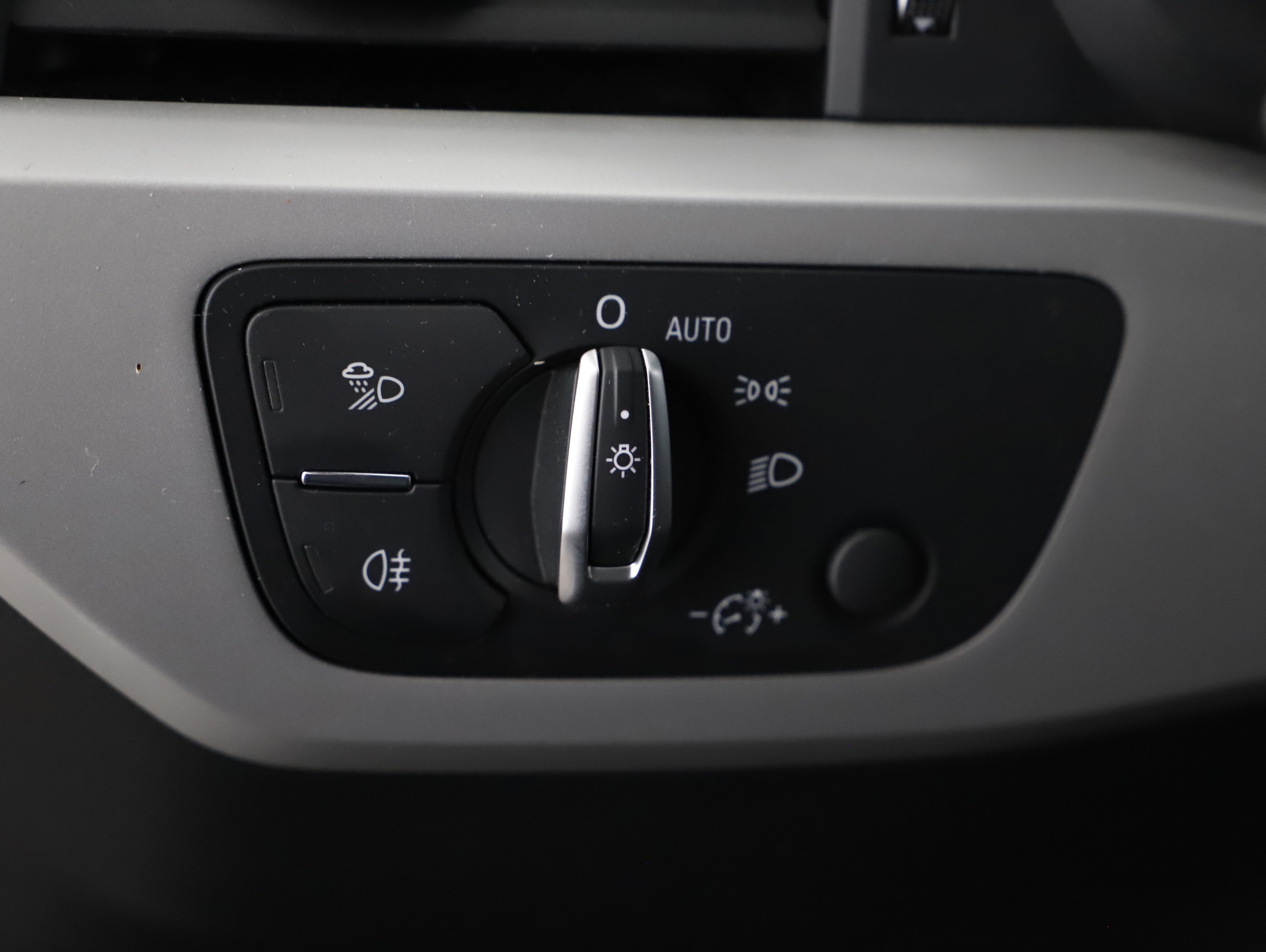 Audi A4 Avant 40 2.0 TDI S-Line | Bild 14 von 25