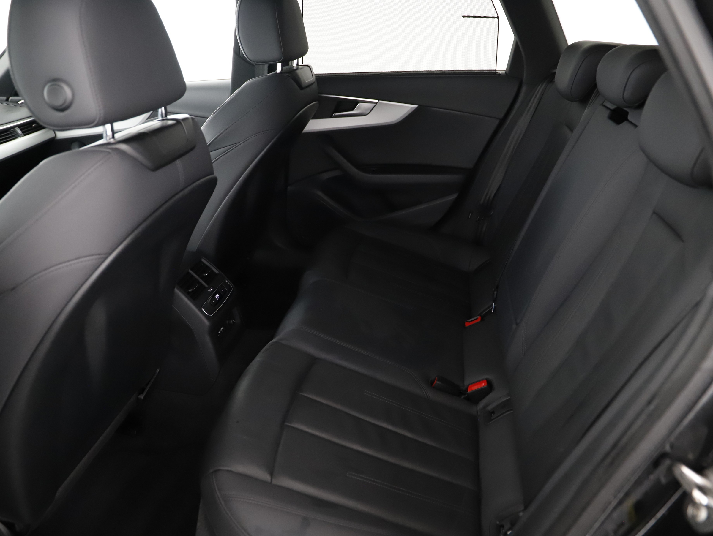 Audi A4 Avant 40 2.0 TDI S-Line | Bild 2 von 25