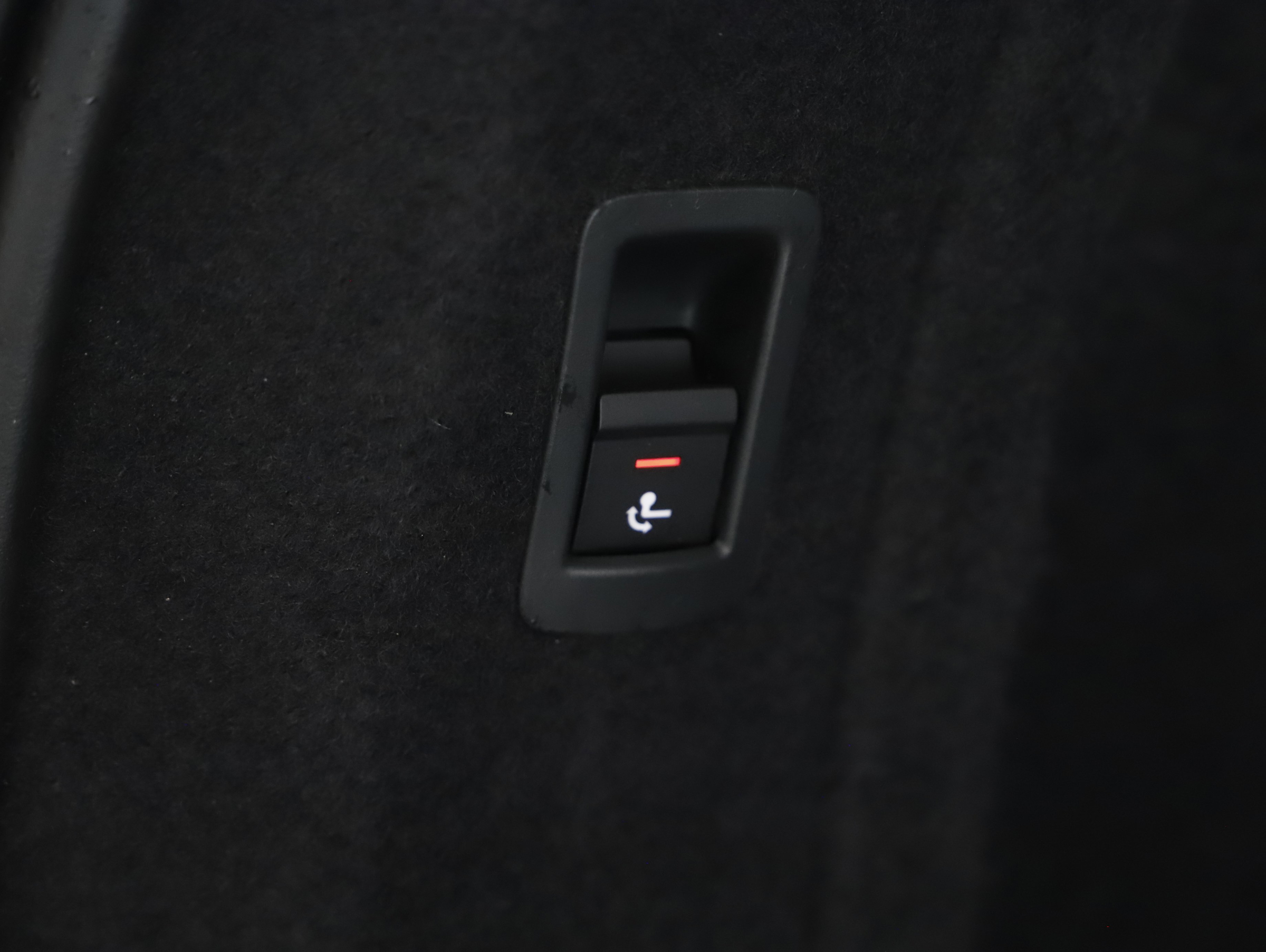 Audi A4 Avant 40 2.0 TDI S-Line | Bild 19 von 25