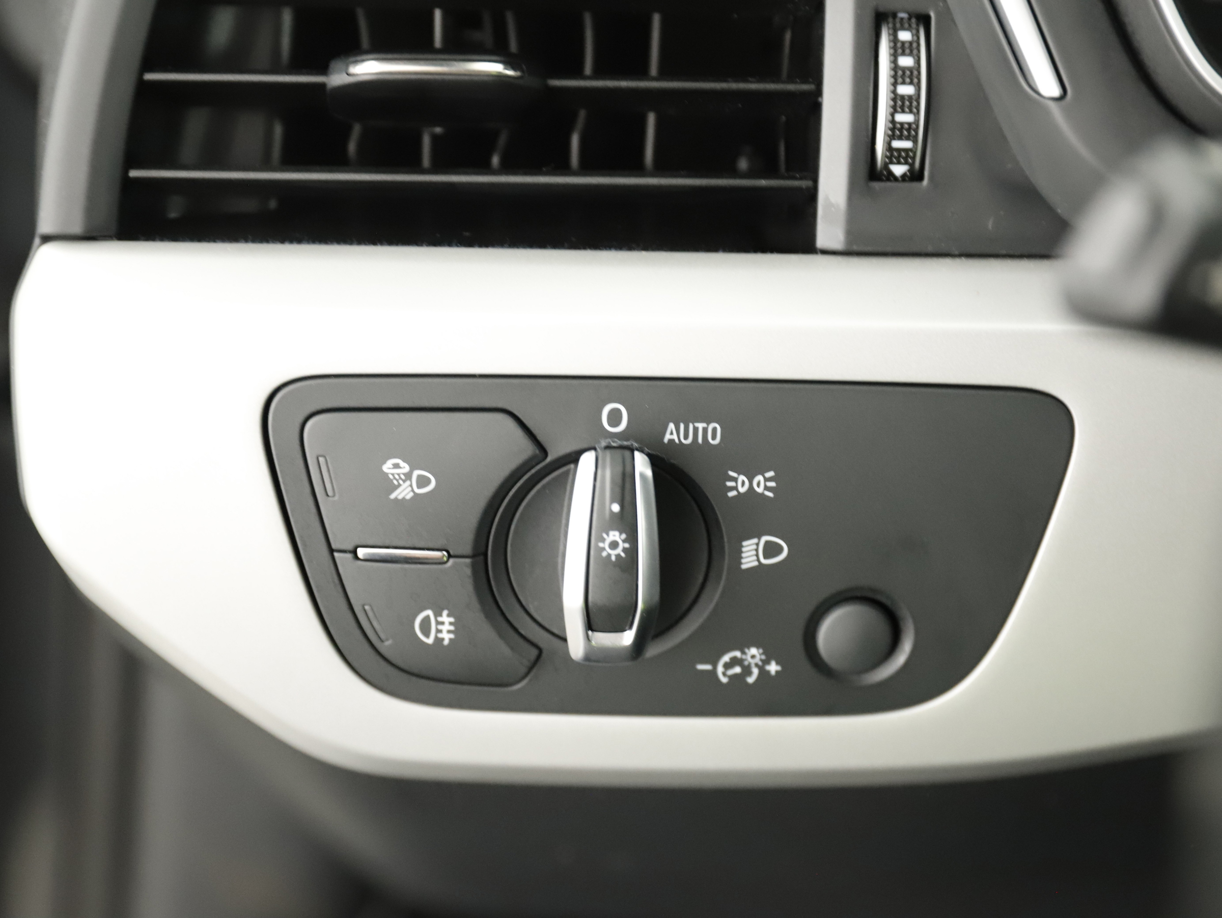 Audi A4 Avant 35 2.0 TFSI advanced | Bild 28 von 31