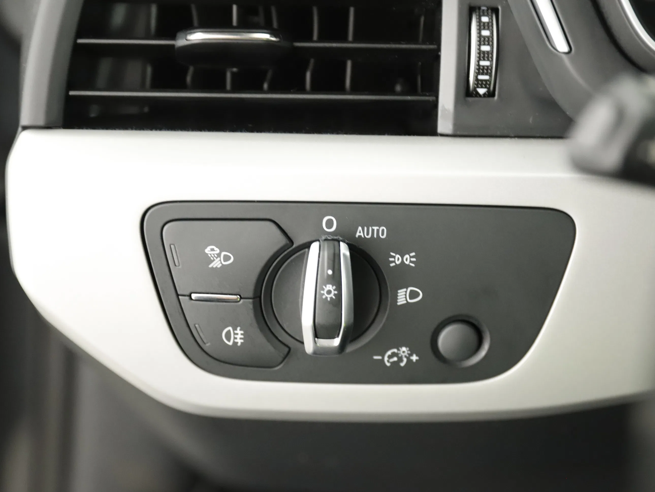 Audi A4 Avant 35 2.0 TFSI advanced | Bild 28 von 31