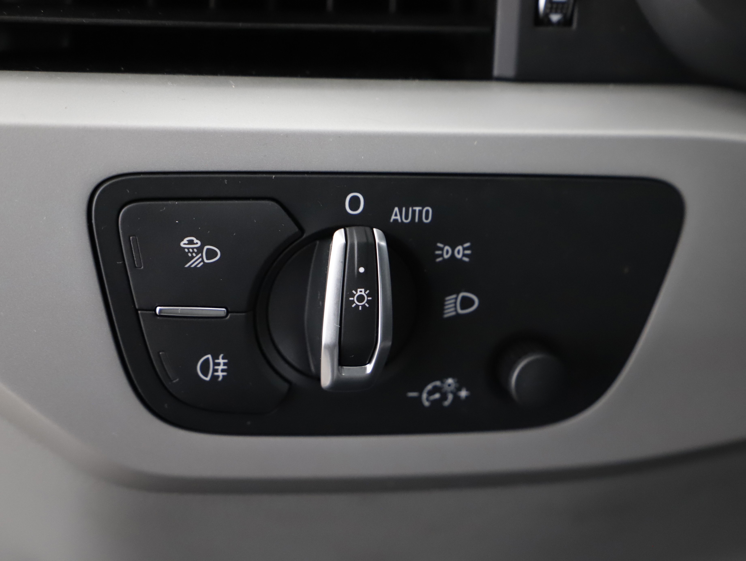 Audi A4 Avant 30 2.0 TDI | Bild 14 von 22