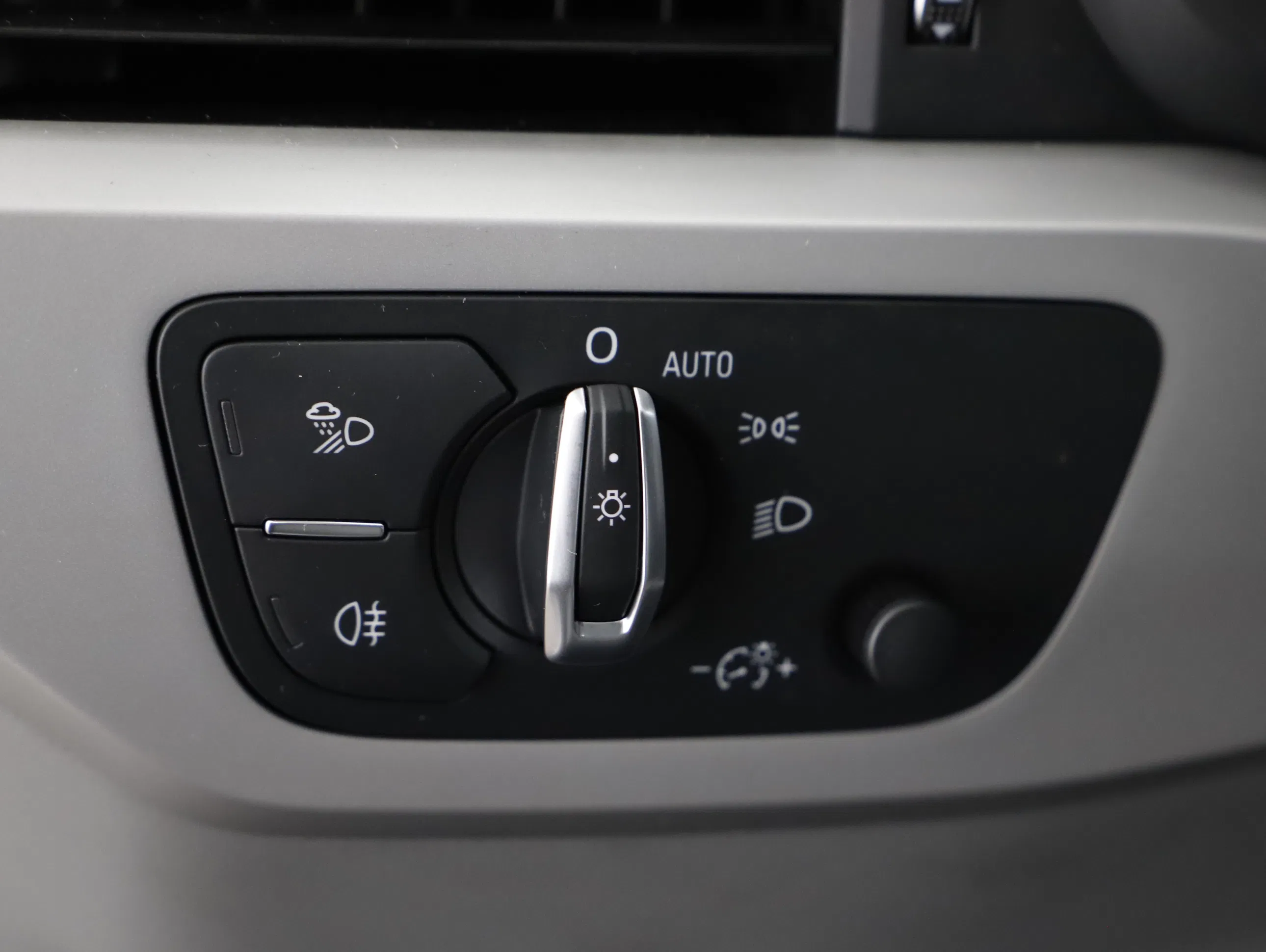 Audi A4 Avant 30 2.0 TDI | Bild 14 von 22