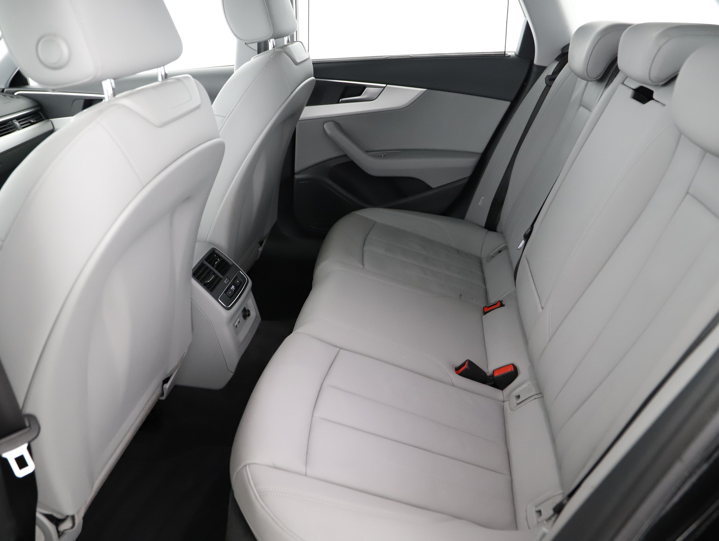 Audi A4 Avant 30 2.0 TDI | Bild 2 von 22