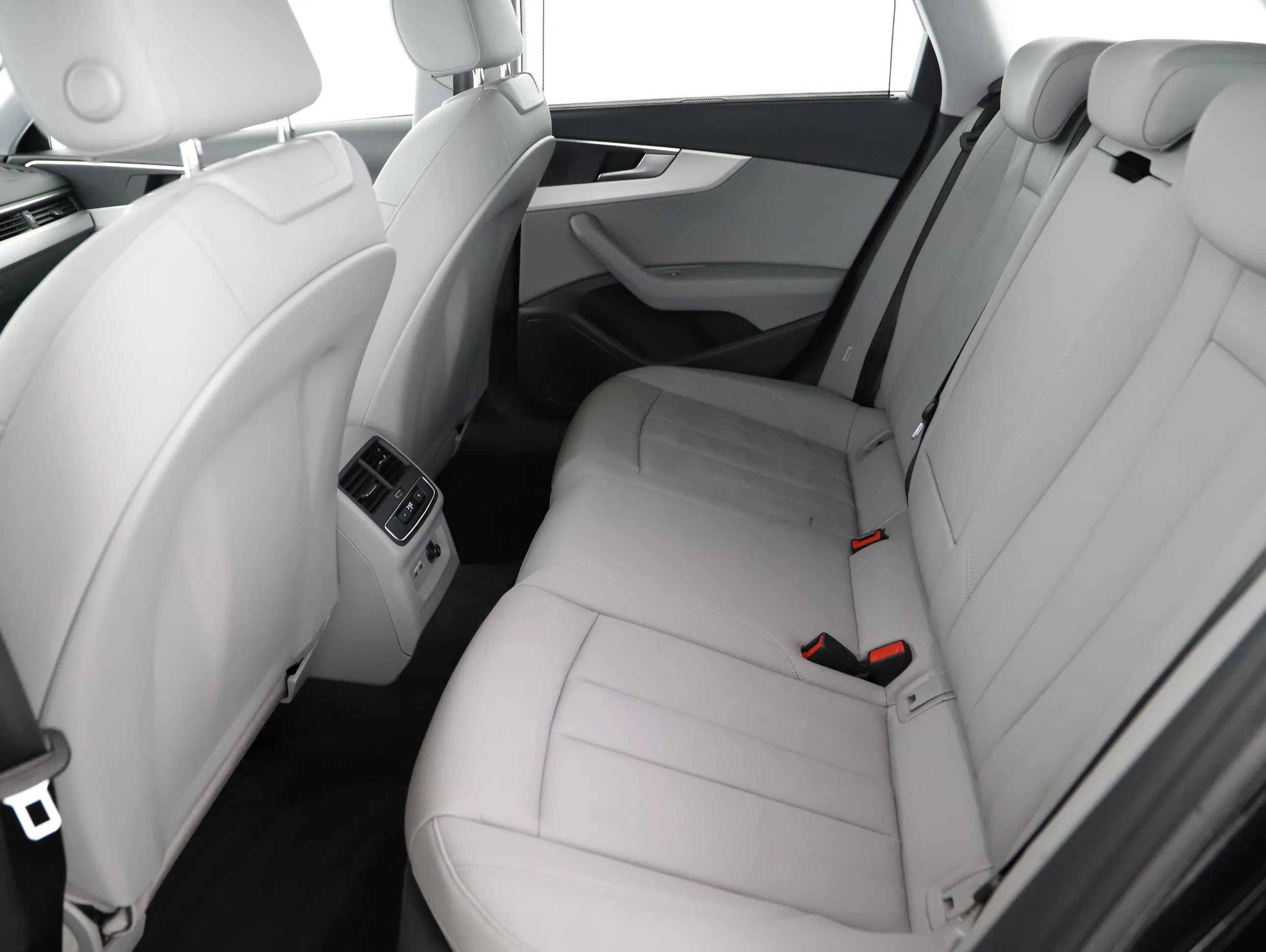 Audi A4 Avant 30 2.0 TDI | Bild 2 von 22