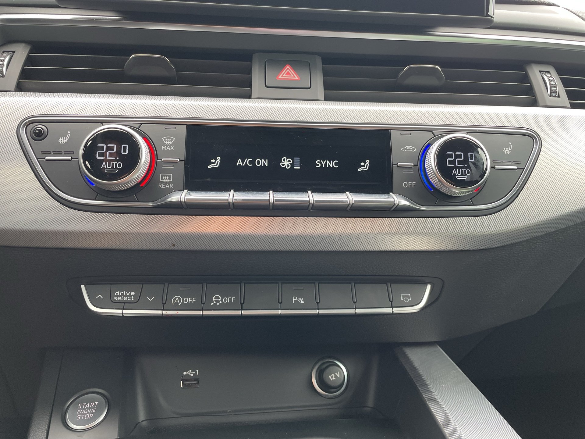 Audi A4 Avant 40 2.0 TDI quattro advanced | Bild 21 von 27