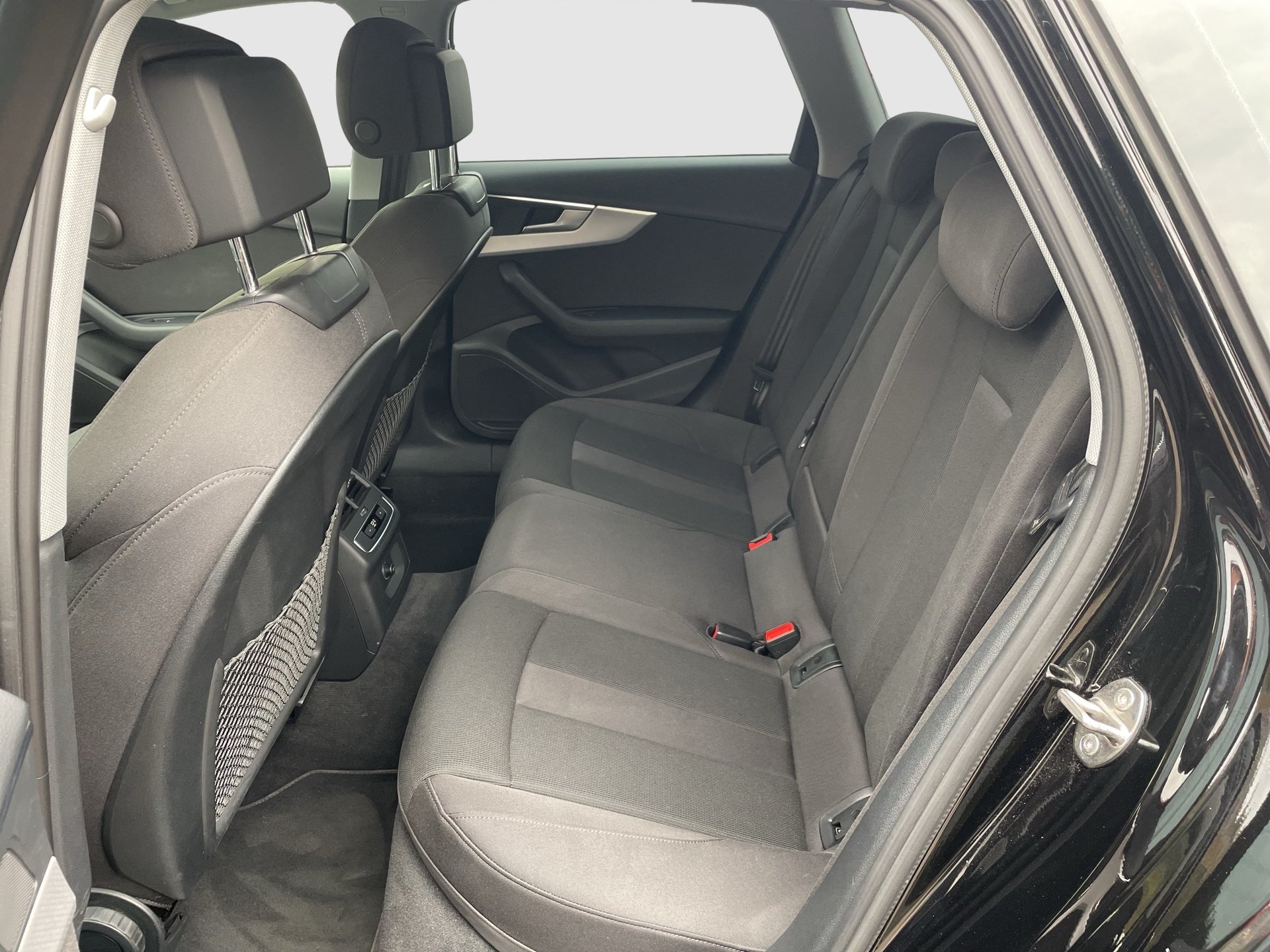 Audi A4 Avant 40 2.0 TDI quattro advanced | Bild 23 von 27