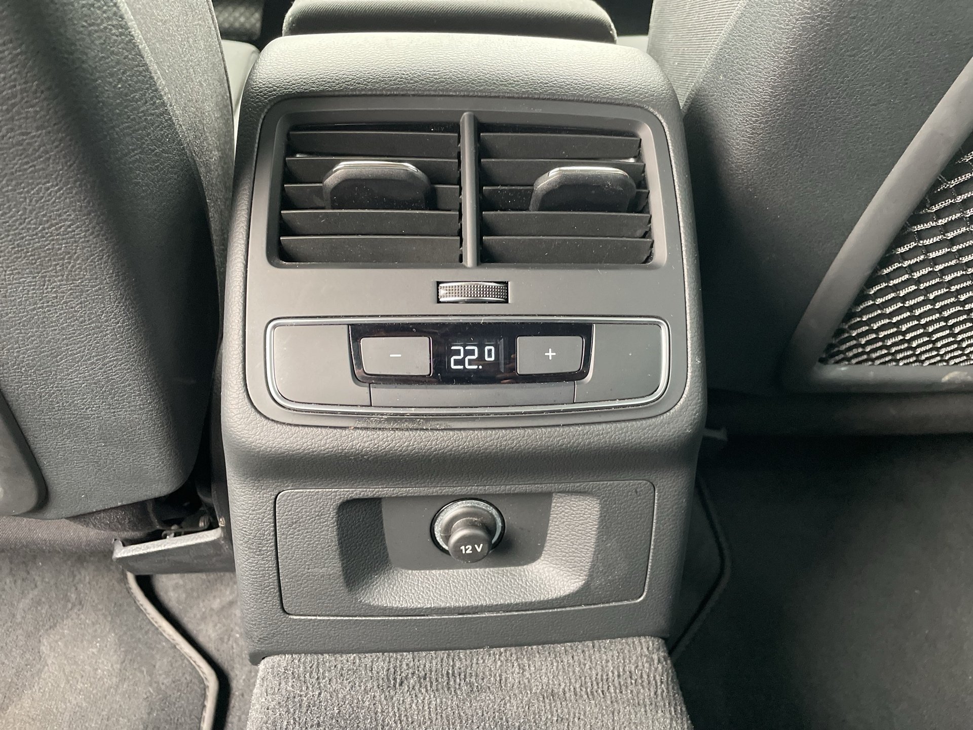 Audi A4 Avant 40 2.0 TDI quattro advanced | Bild 24 von 27