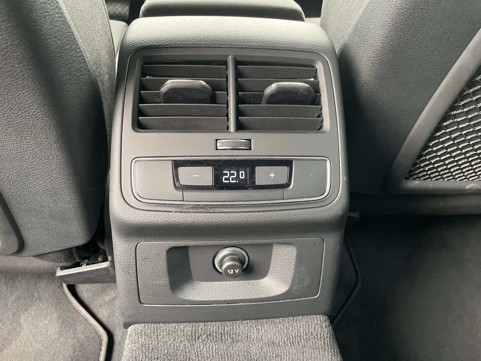 Audi A4 Avant 40 2.0 TDI quattro advanced | Bild 24 von 27