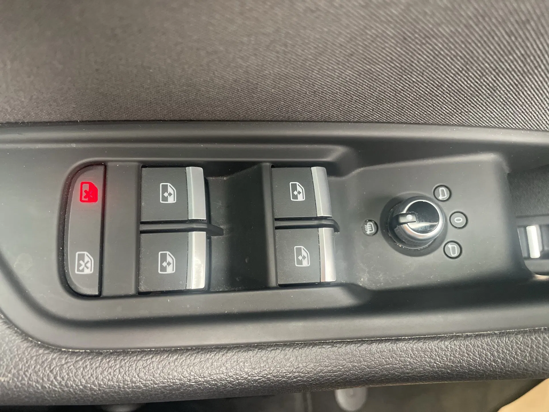 Audi A4 Avant 40 2.0 TDI quattro advanced | Bild 9 von 27