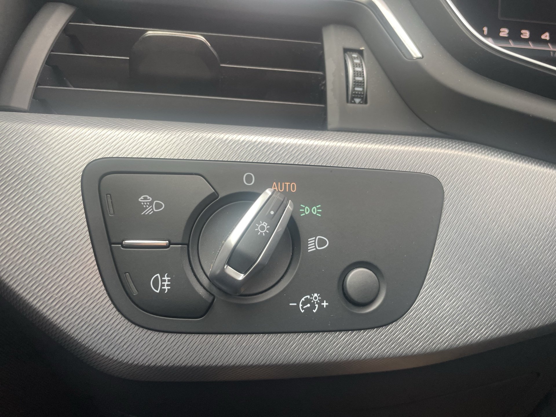 Audi A4 Avant 40 2.0 TDI quattro advanced | Bild 10 von 27