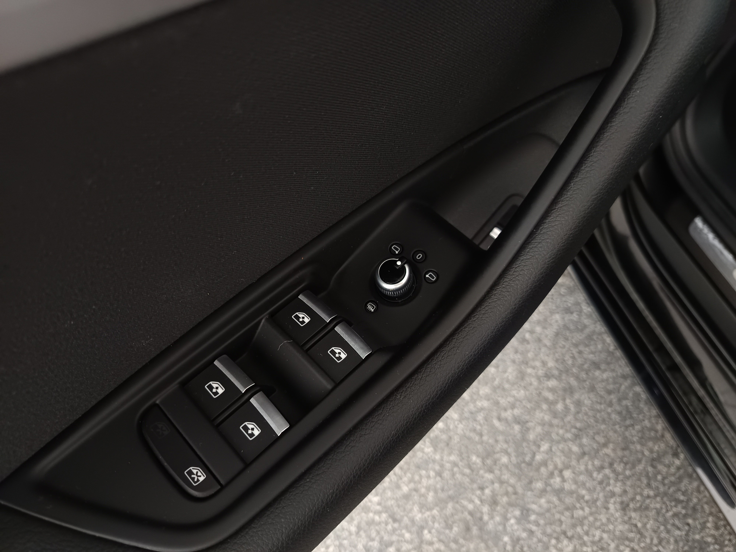 Audi A4 Avant 40 2.0 TDI advanced | Bild 12 von 31