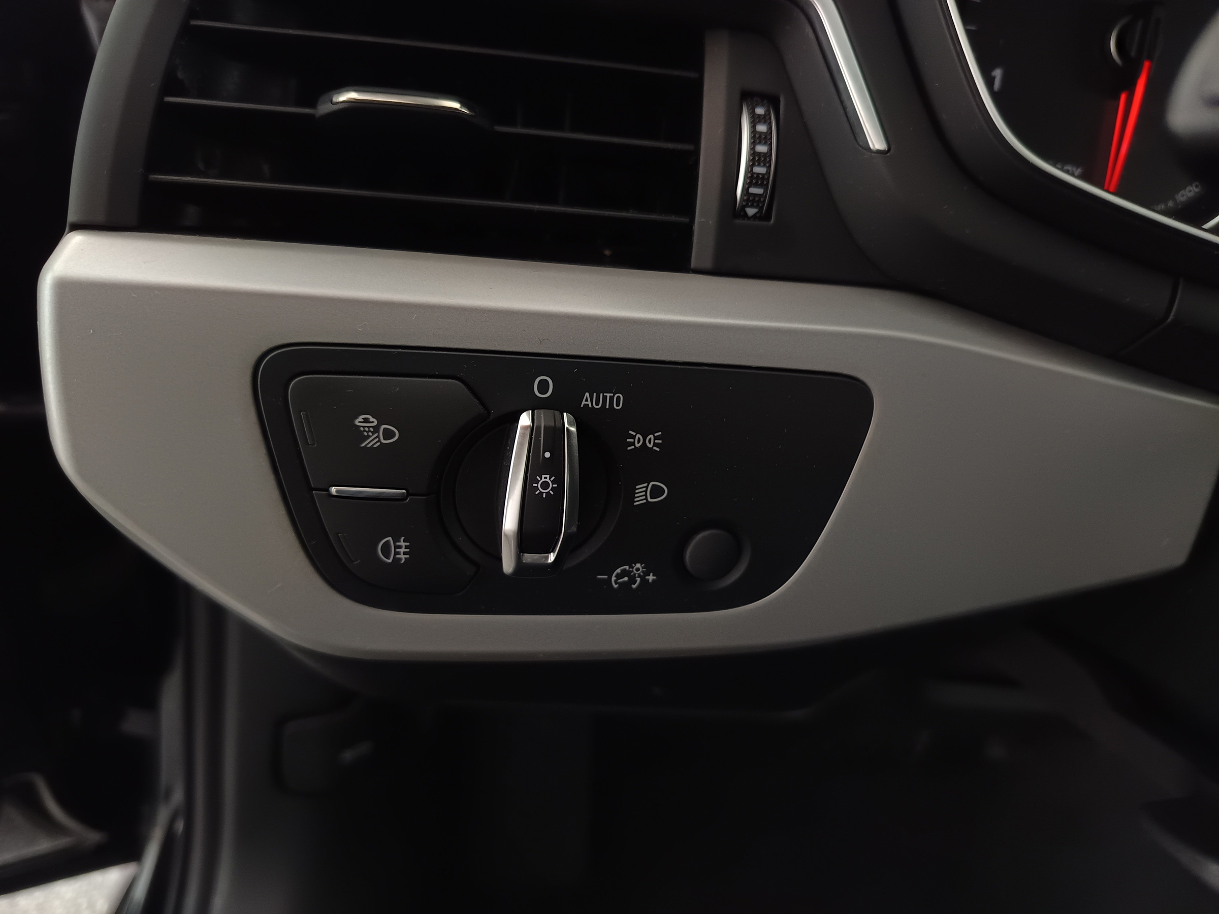 Audi A4 Avant 40 2.0 TDI advanced | Bild 13 von 31