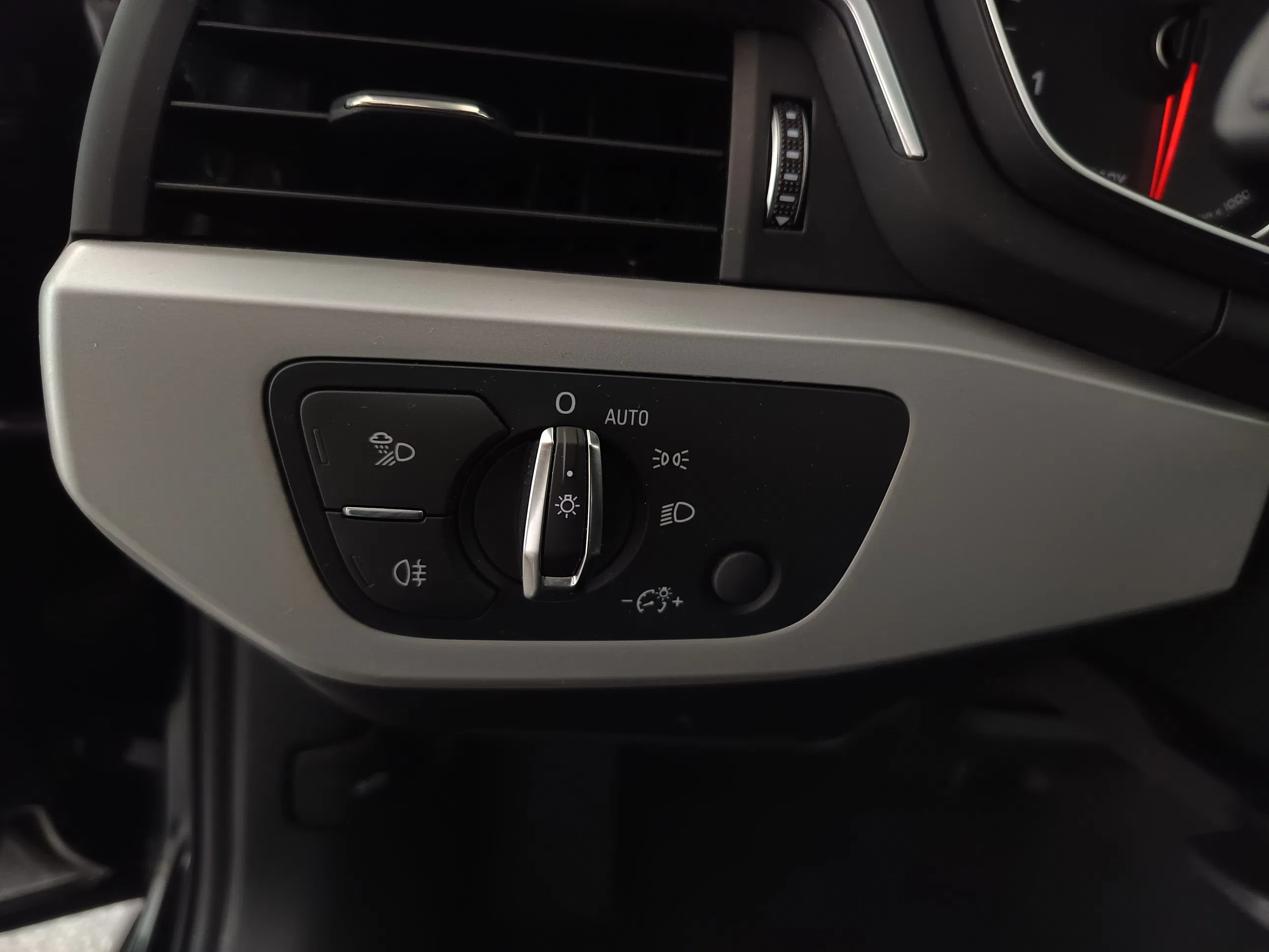 Audi A4 Avant 40 2.0 TDI advanced | Bild 13 von 31