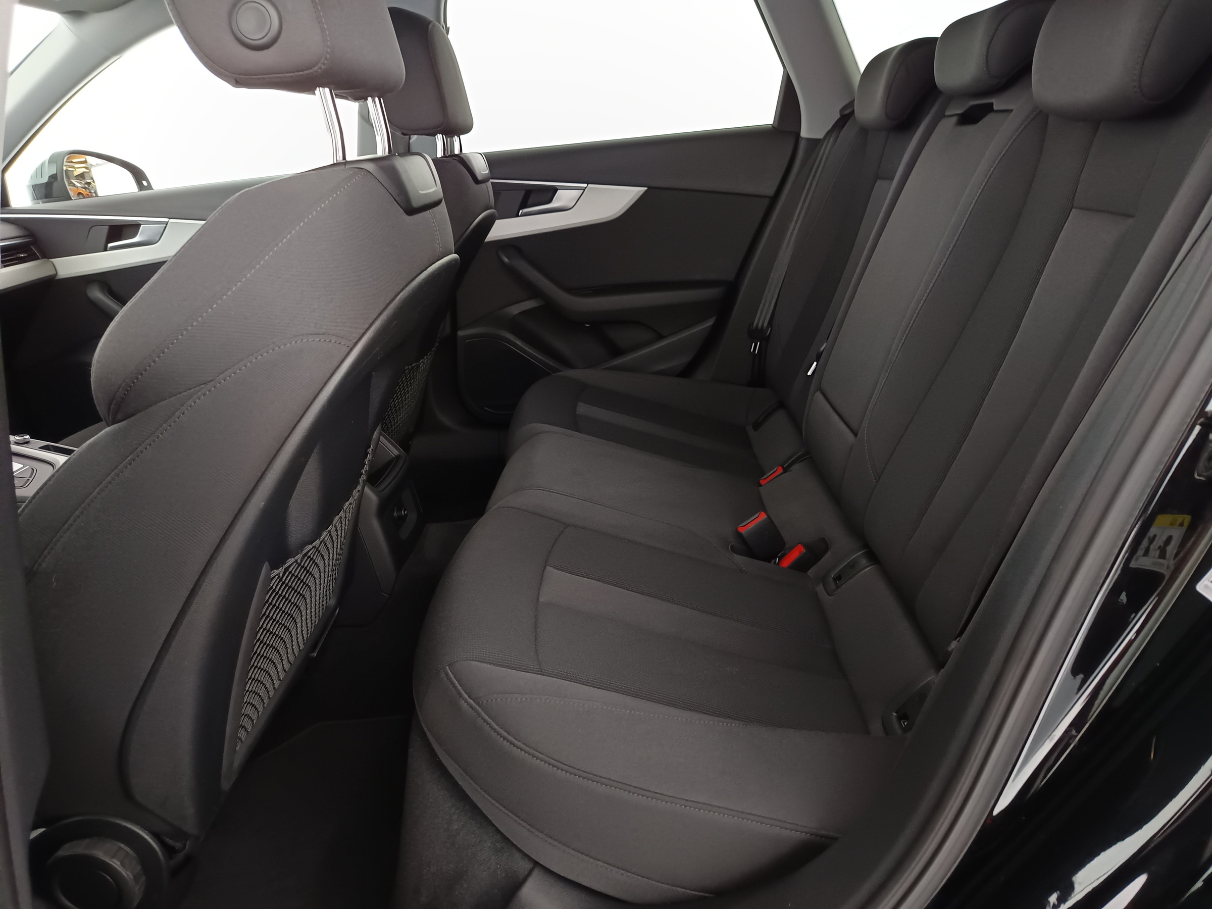 Audi A4 Avant 40 2.0 TDI advanced | Bild 30 von 31