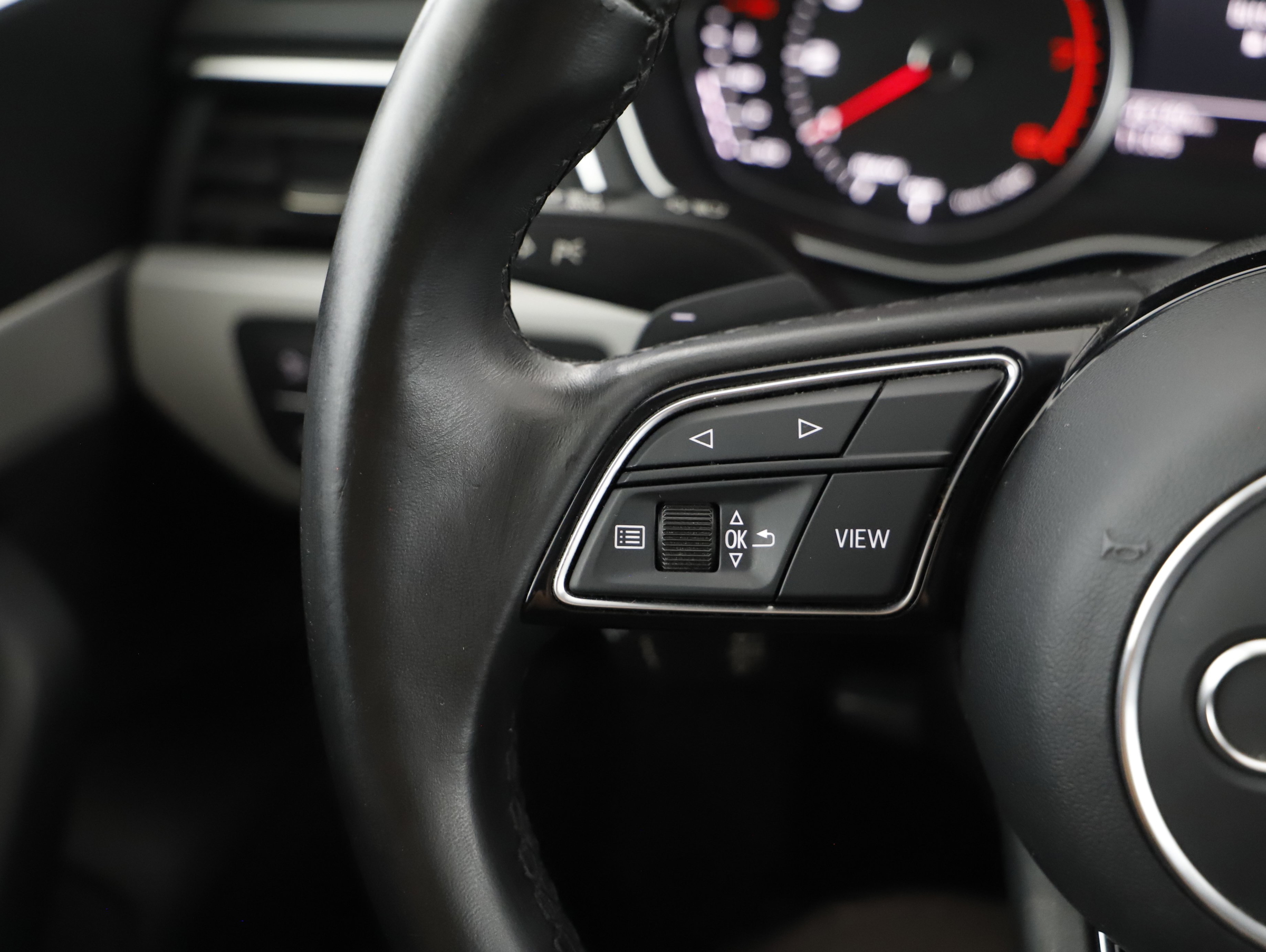 Audi A4 Avant 35 2.0 TFSI | Bild 10 von 19