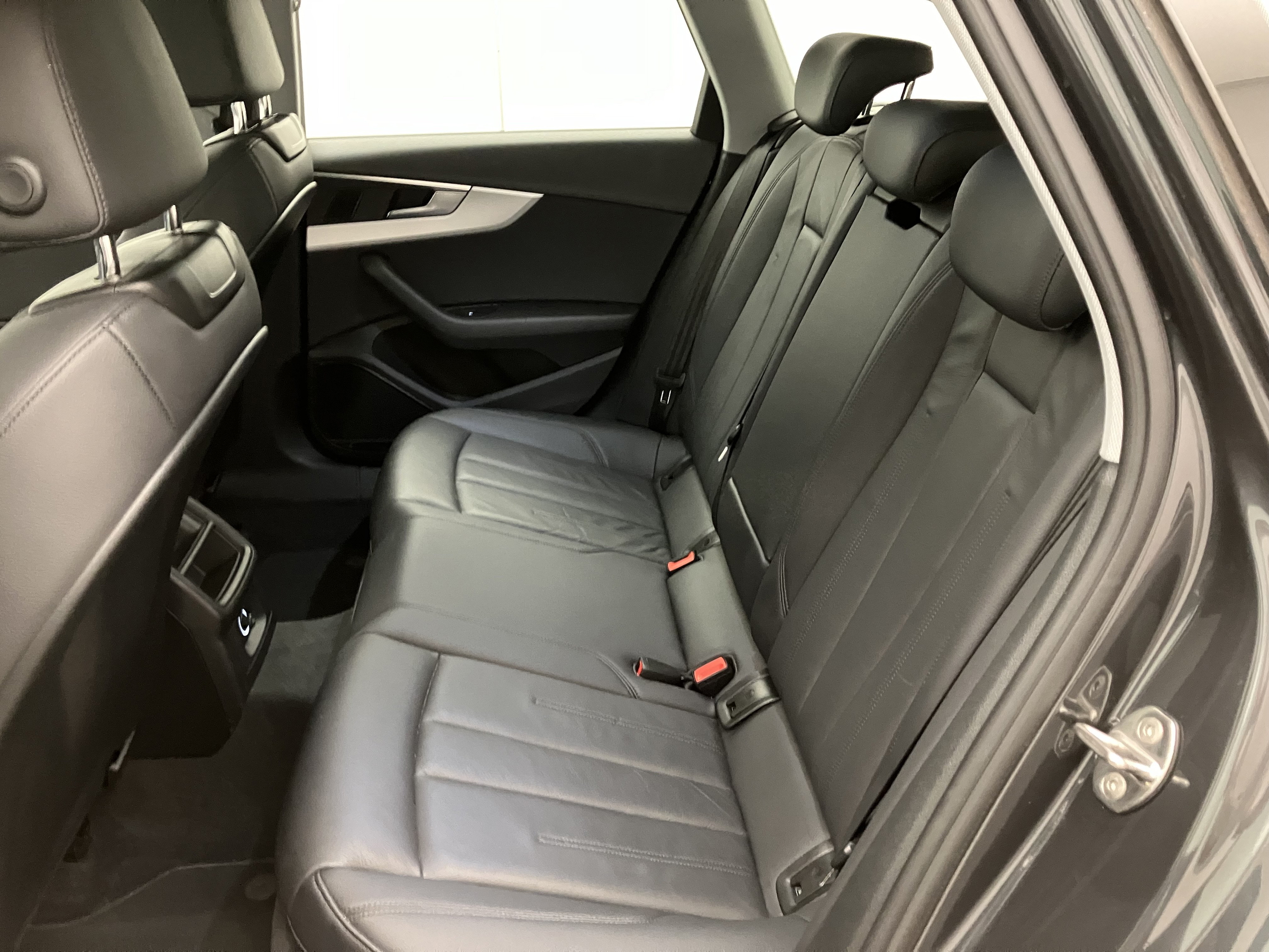 Audi A4 Avant 35 TDI | Bild 26 von 30