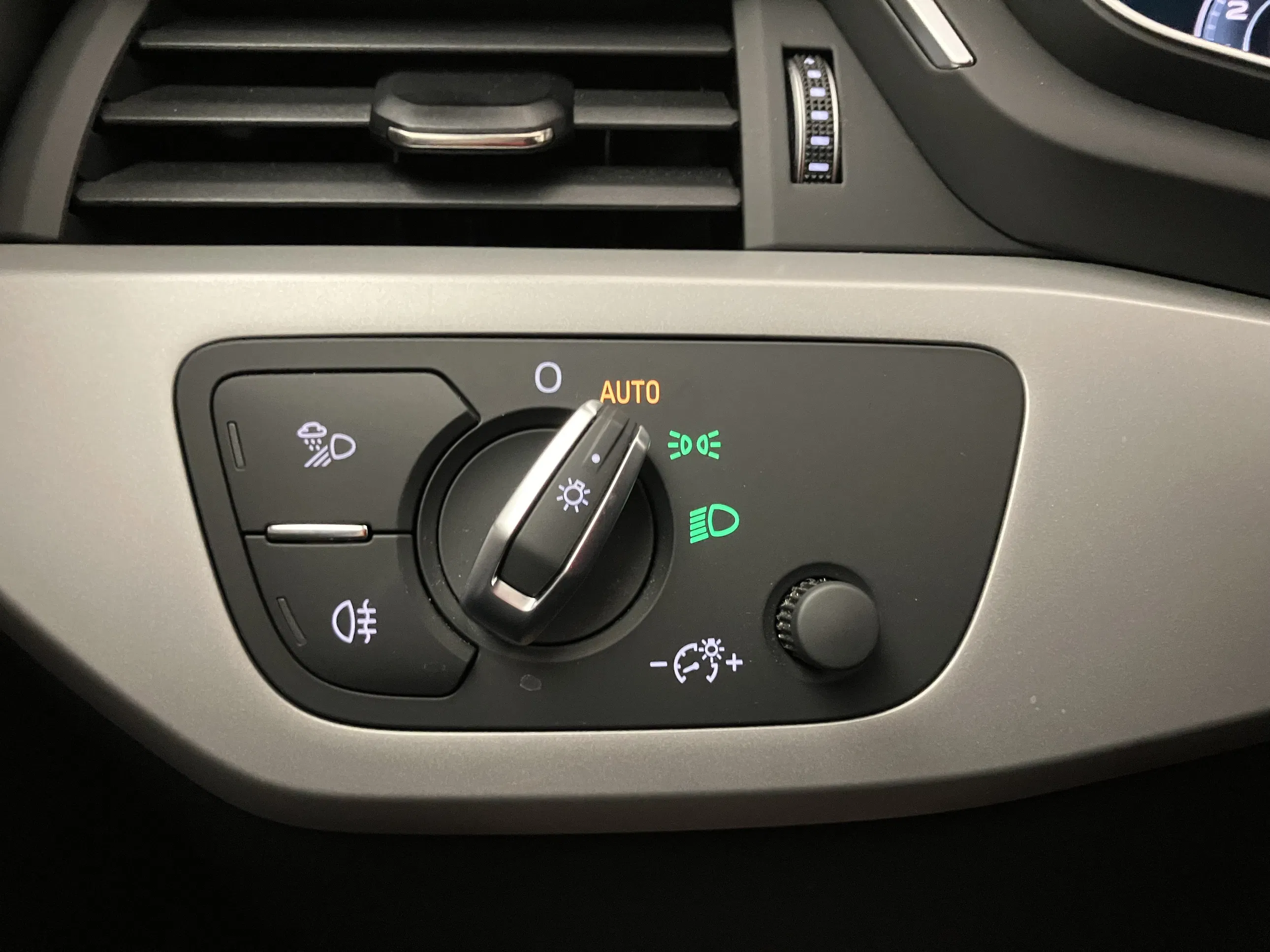 Audi A4 40 2.0 TFSI advanced | Bild 11 von 26