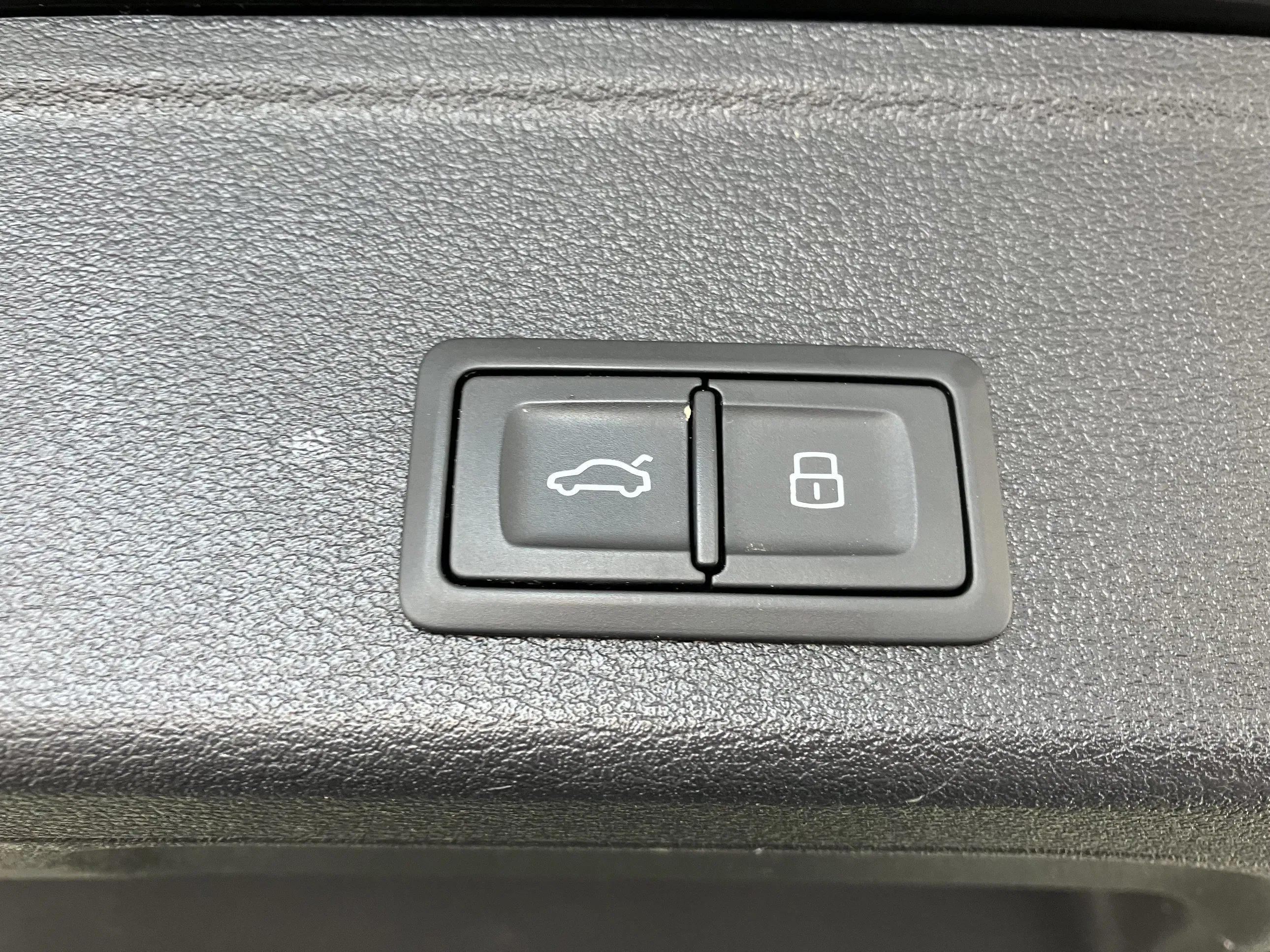 Audi A4 Avant 40 2.0 TDI quattro advanced | Bild 16 von 31