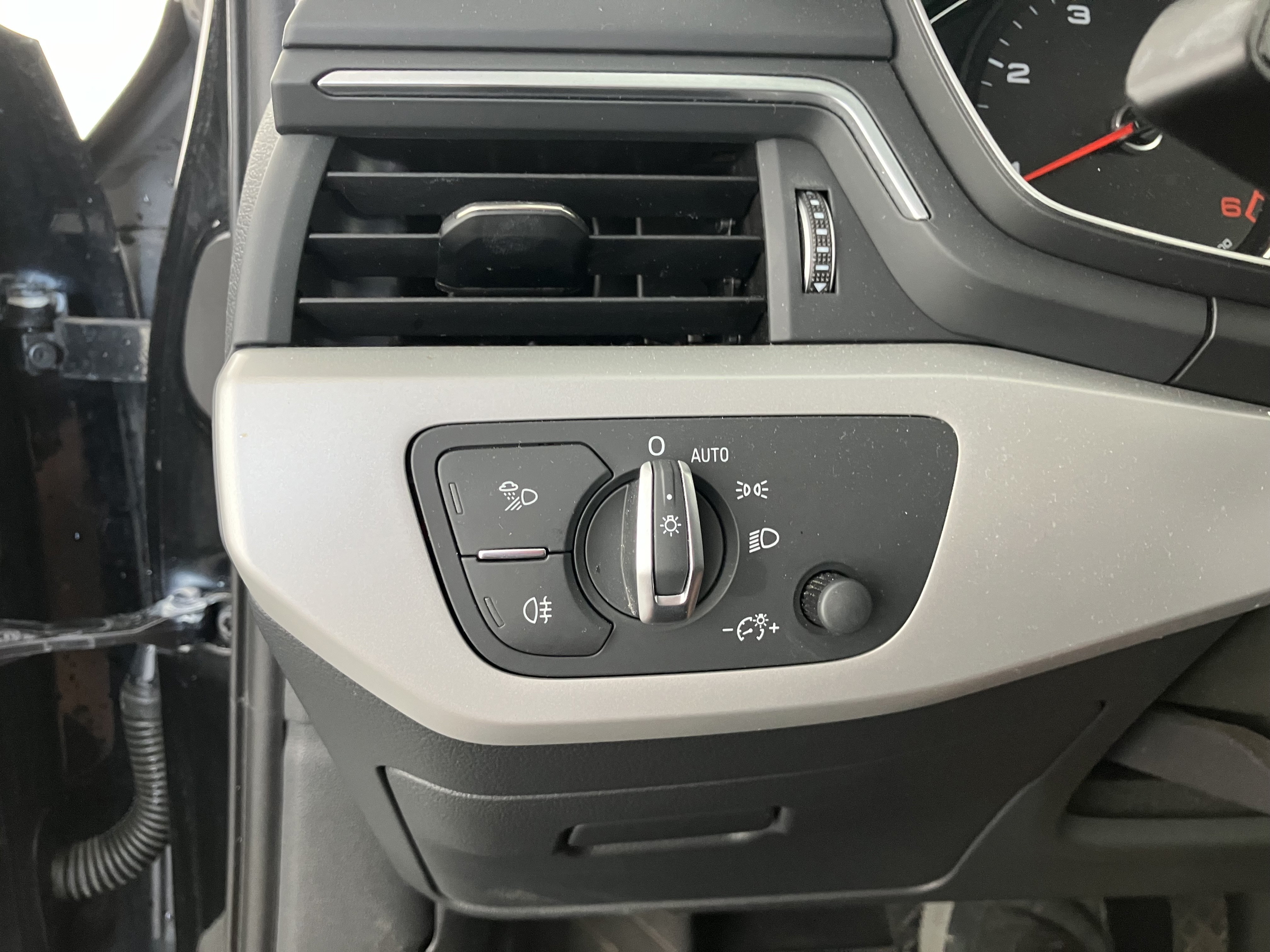 Audi A4 Avant 40 2.0 TDI quattro advanced | Bild 21 von 31