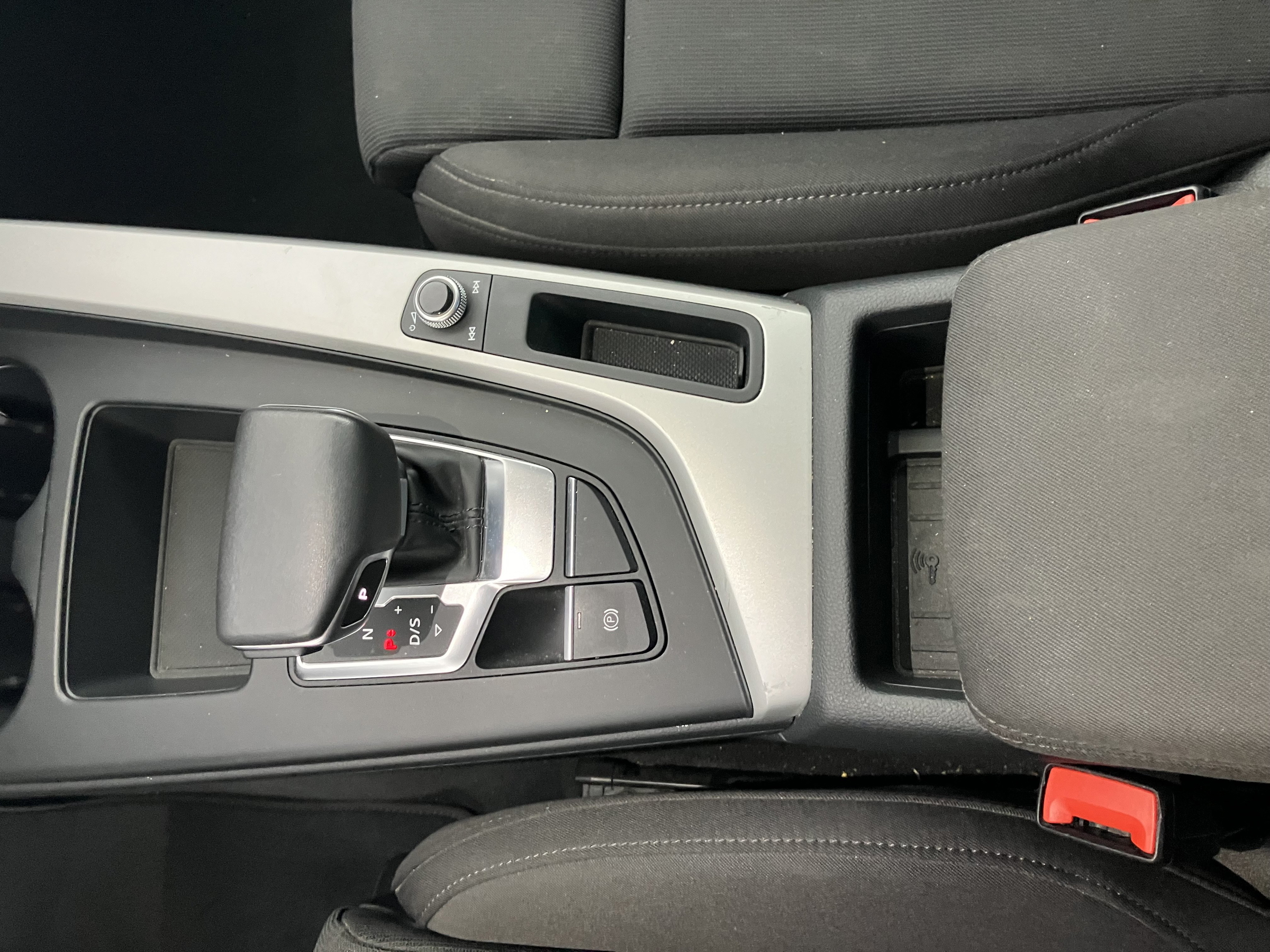 Audi A4 Avant 40 2.0 TDI quattro advanced | Bild 24 von 31