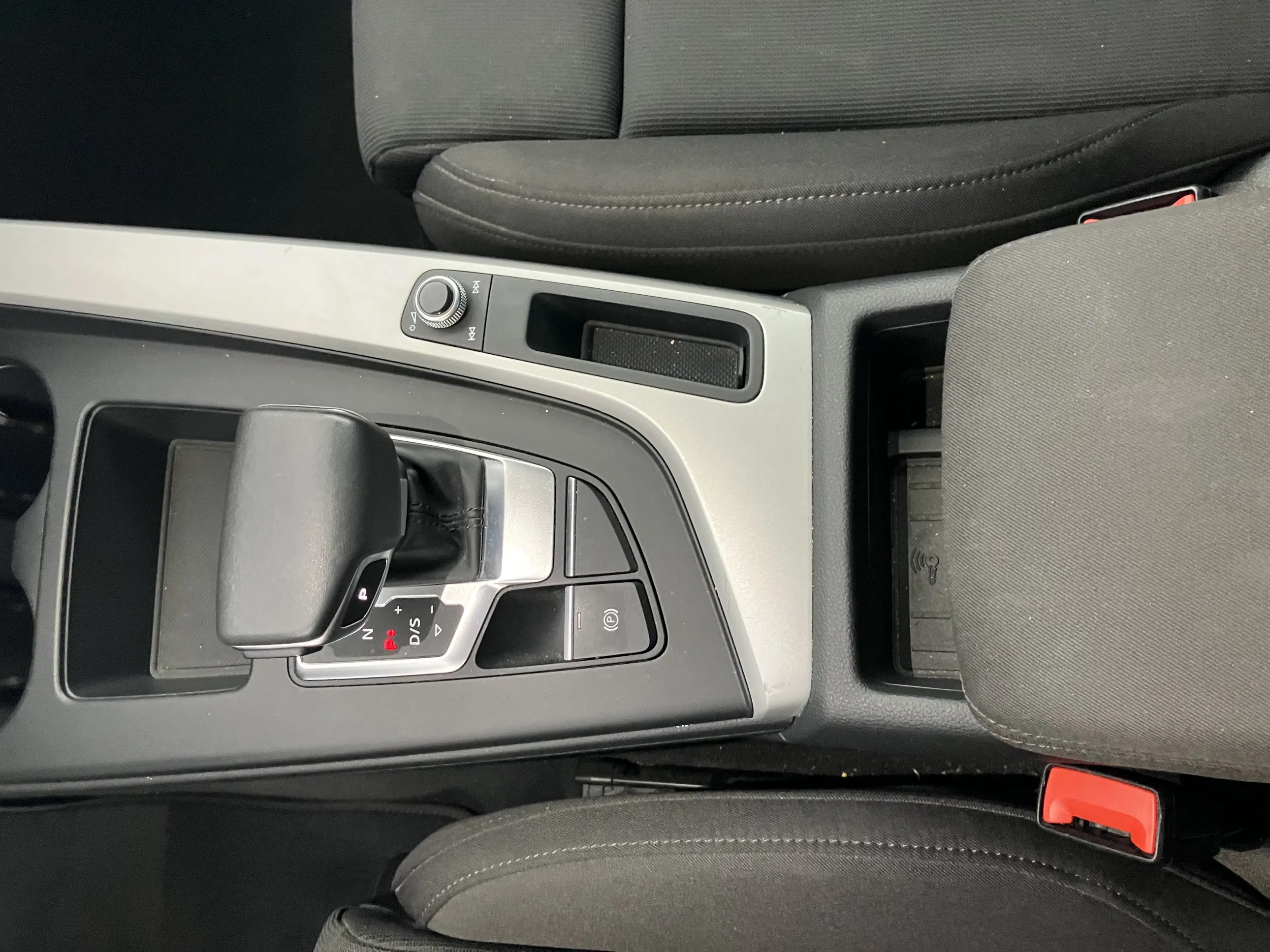 Audi A4 Avant 40 2.0 TDI quattro advanced | Bild 24 von 31