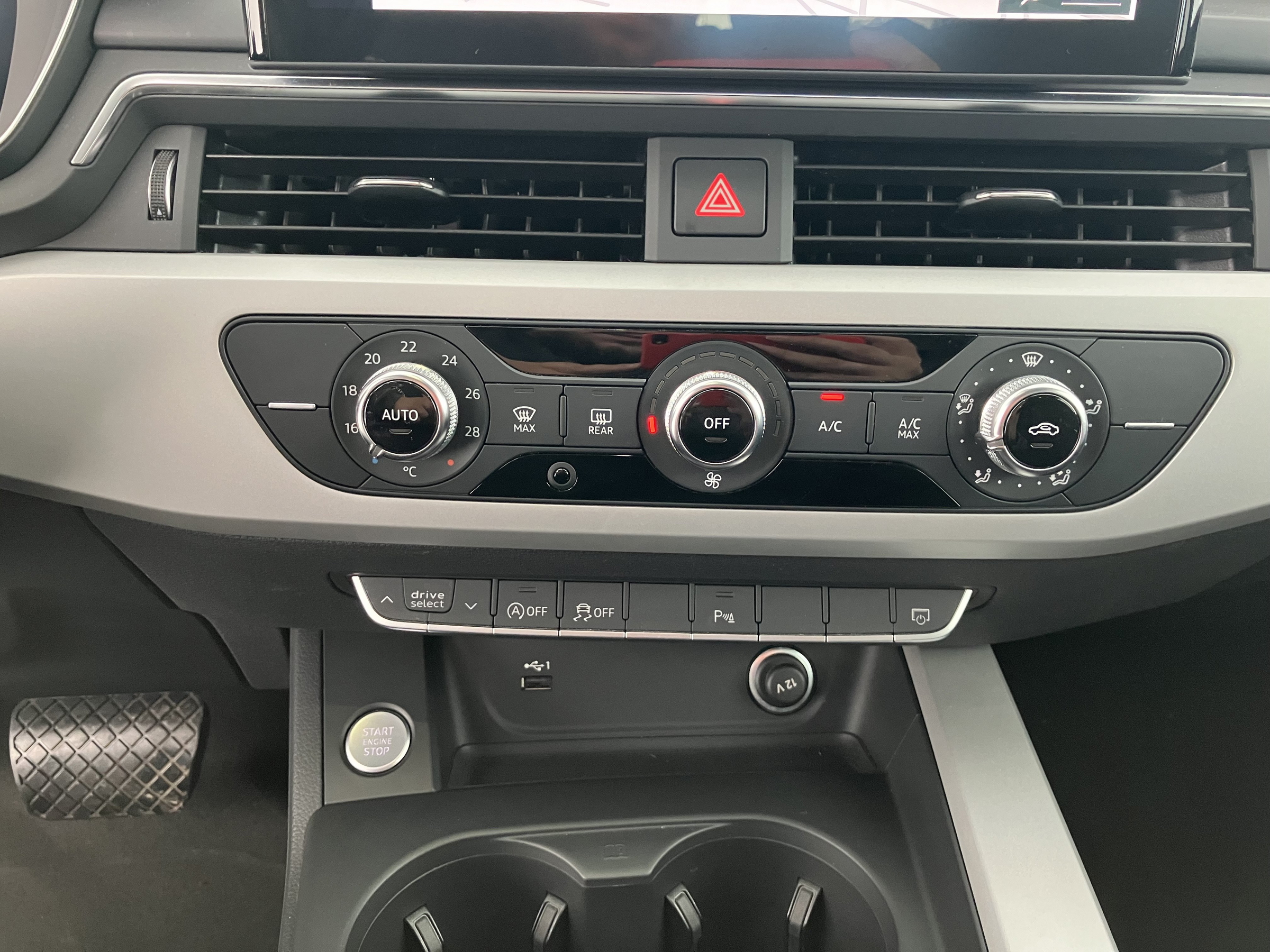 Audi A4 Avant 40 TFSI S line | Bild 14 von 31