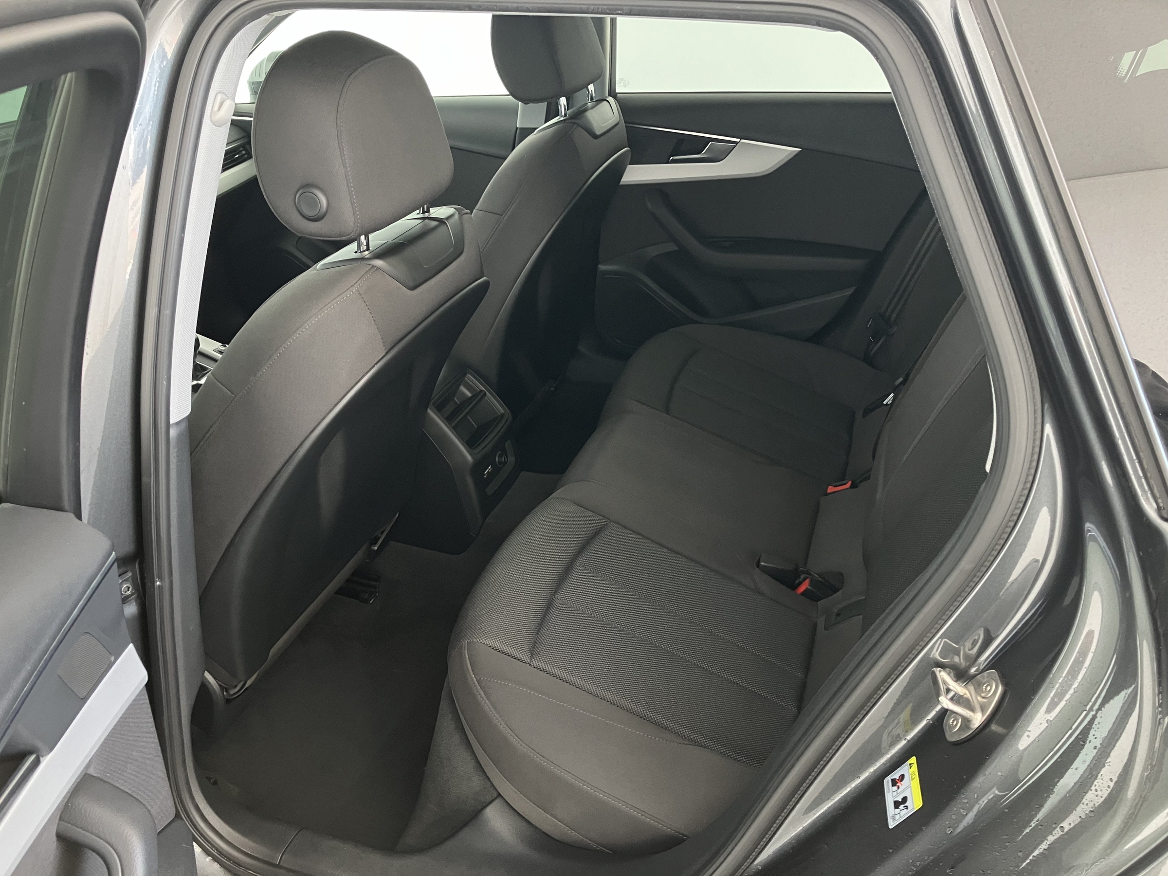 Audi A4 Avant 40 TFSI S line | Bild 16 von 31