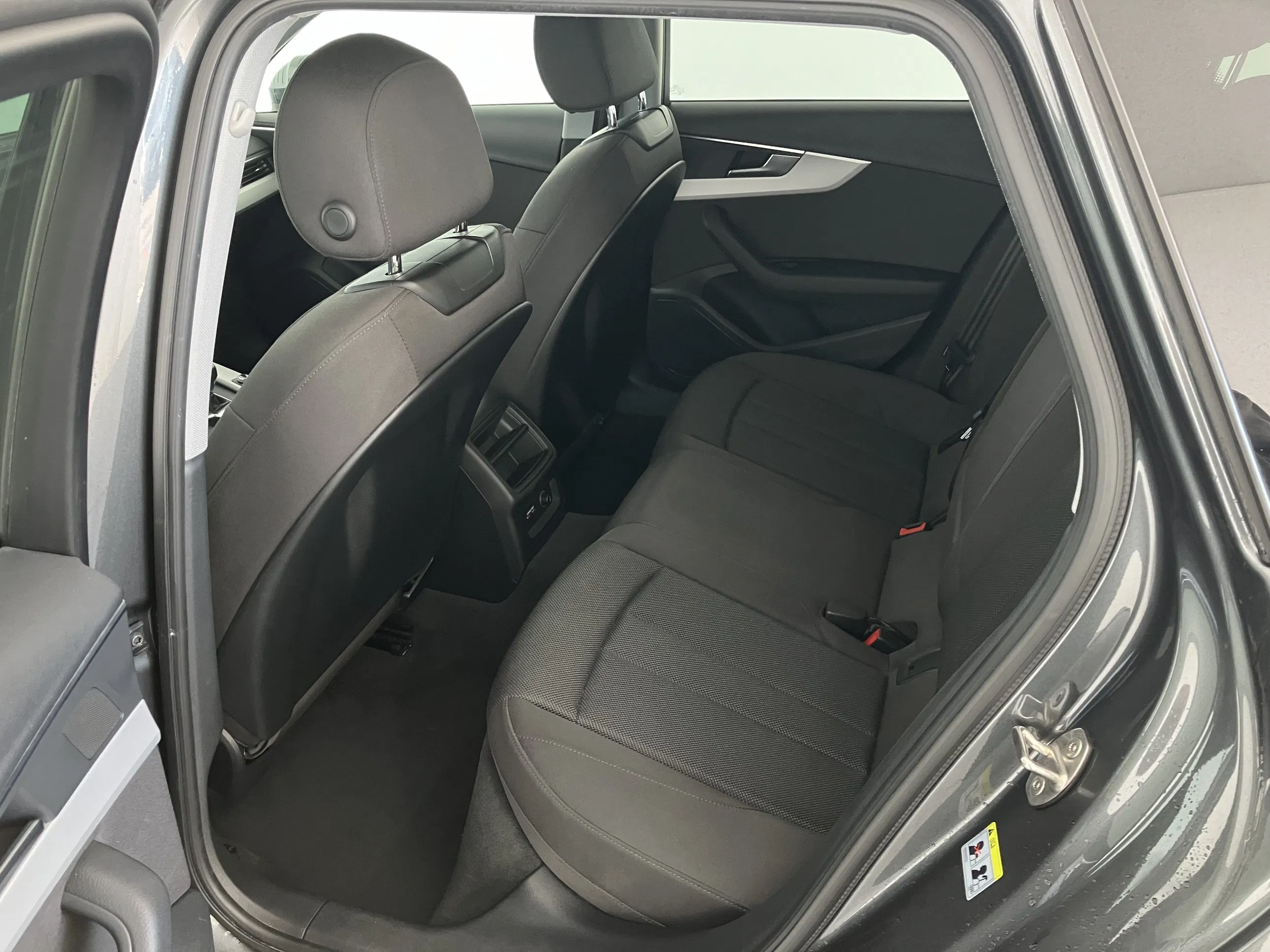 Audi A4 Avant 40 TFSI S line | Bild 16 von 31