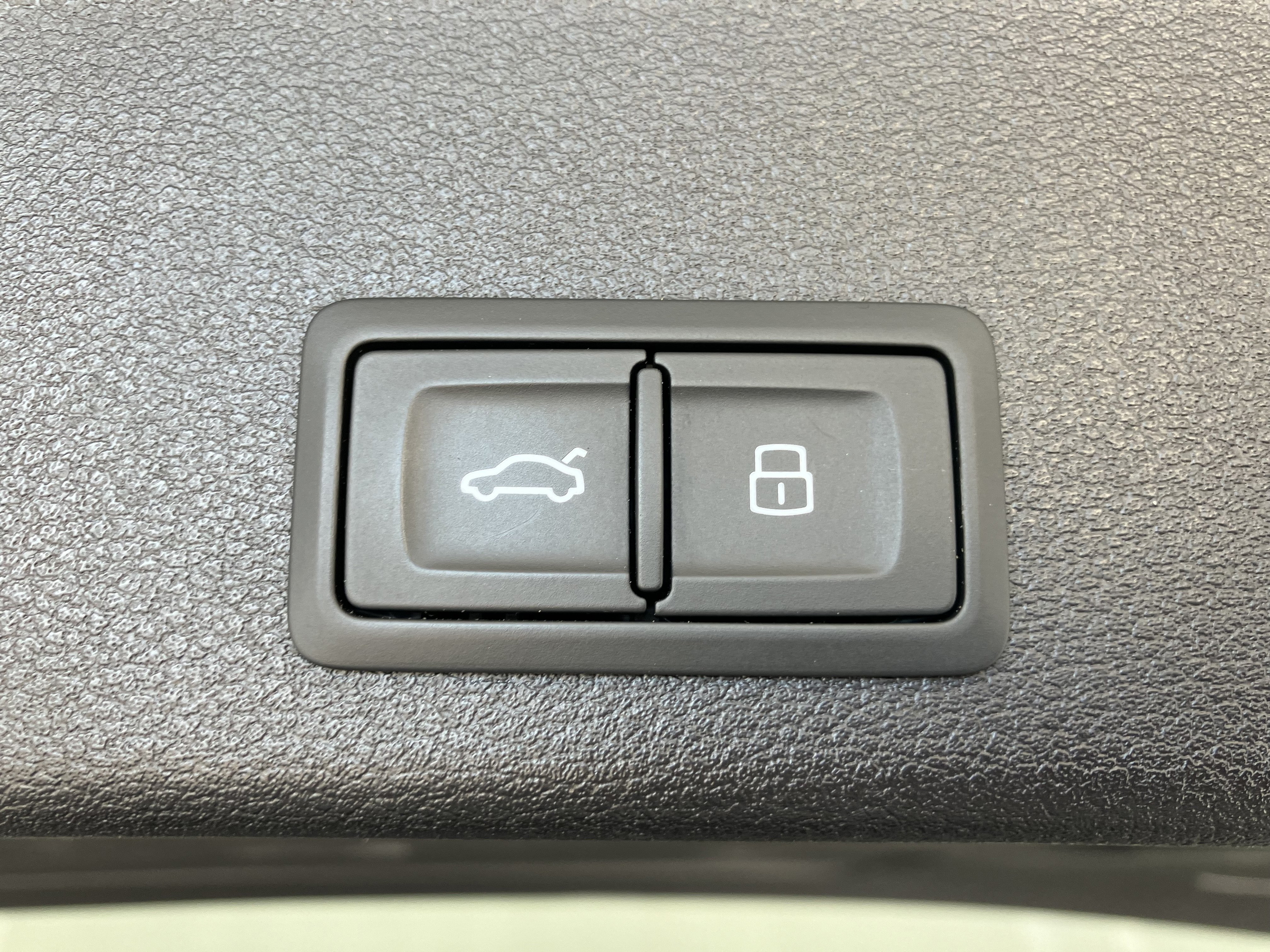 Audi A4 Avant 40 TFSI S line | Bild 18 von 31