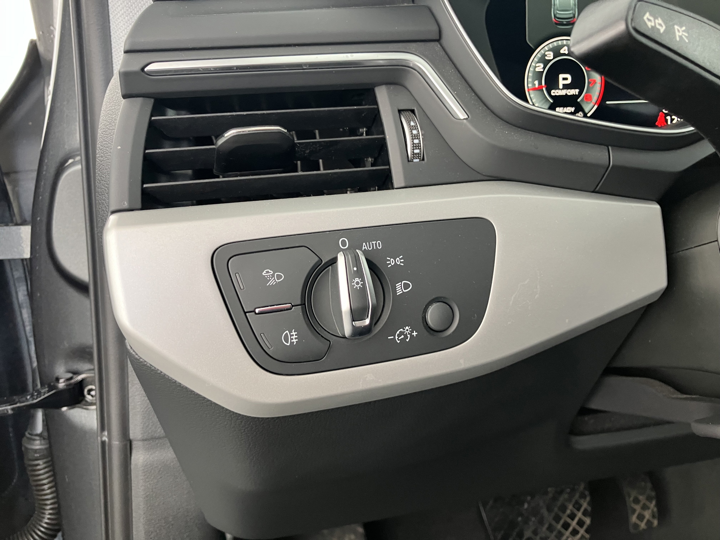 Audi A4 Avant 40 TFSI S line | Bild 27 von 31