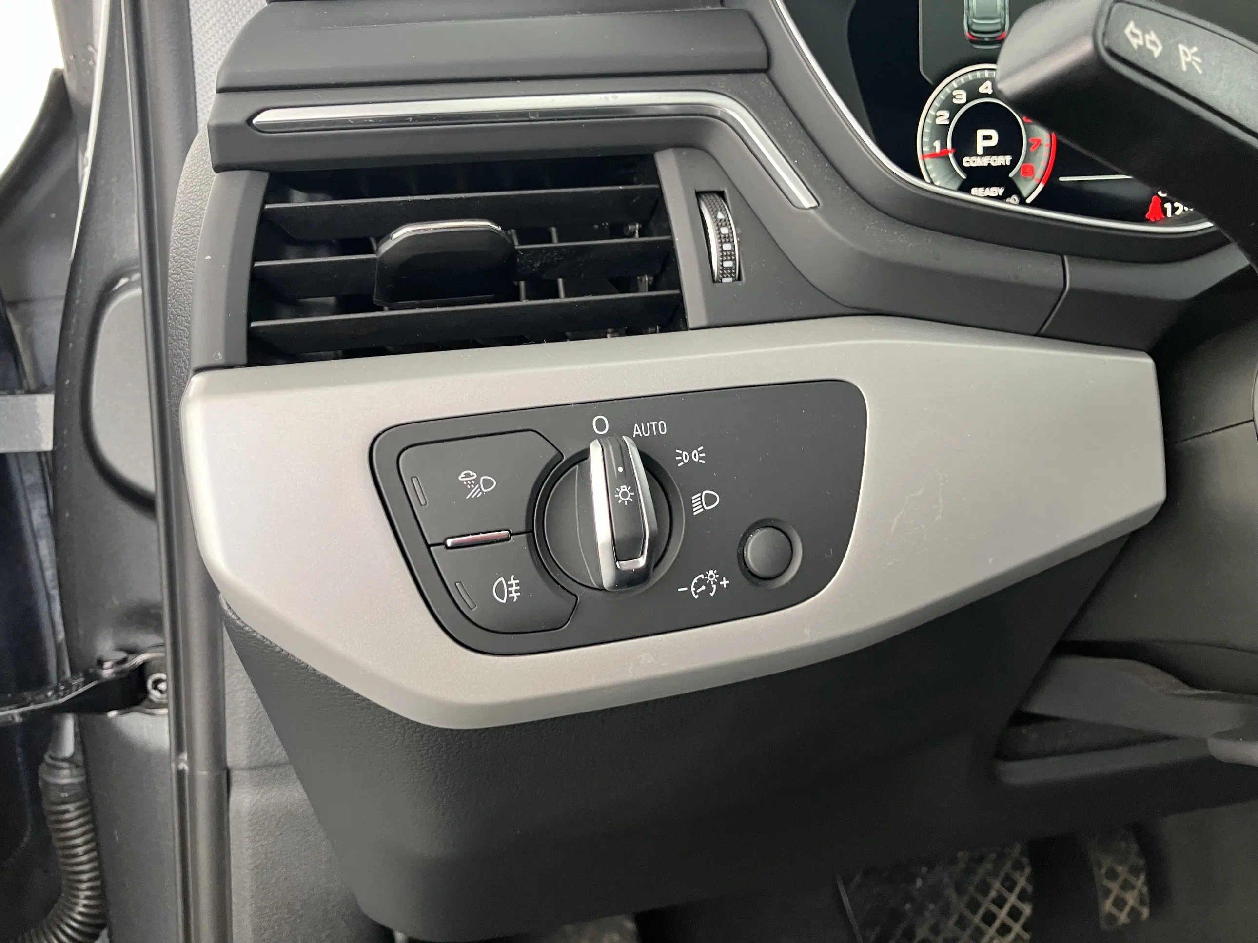 Audi A4 Avant 40 TFSI S line | Bild 27 von 31