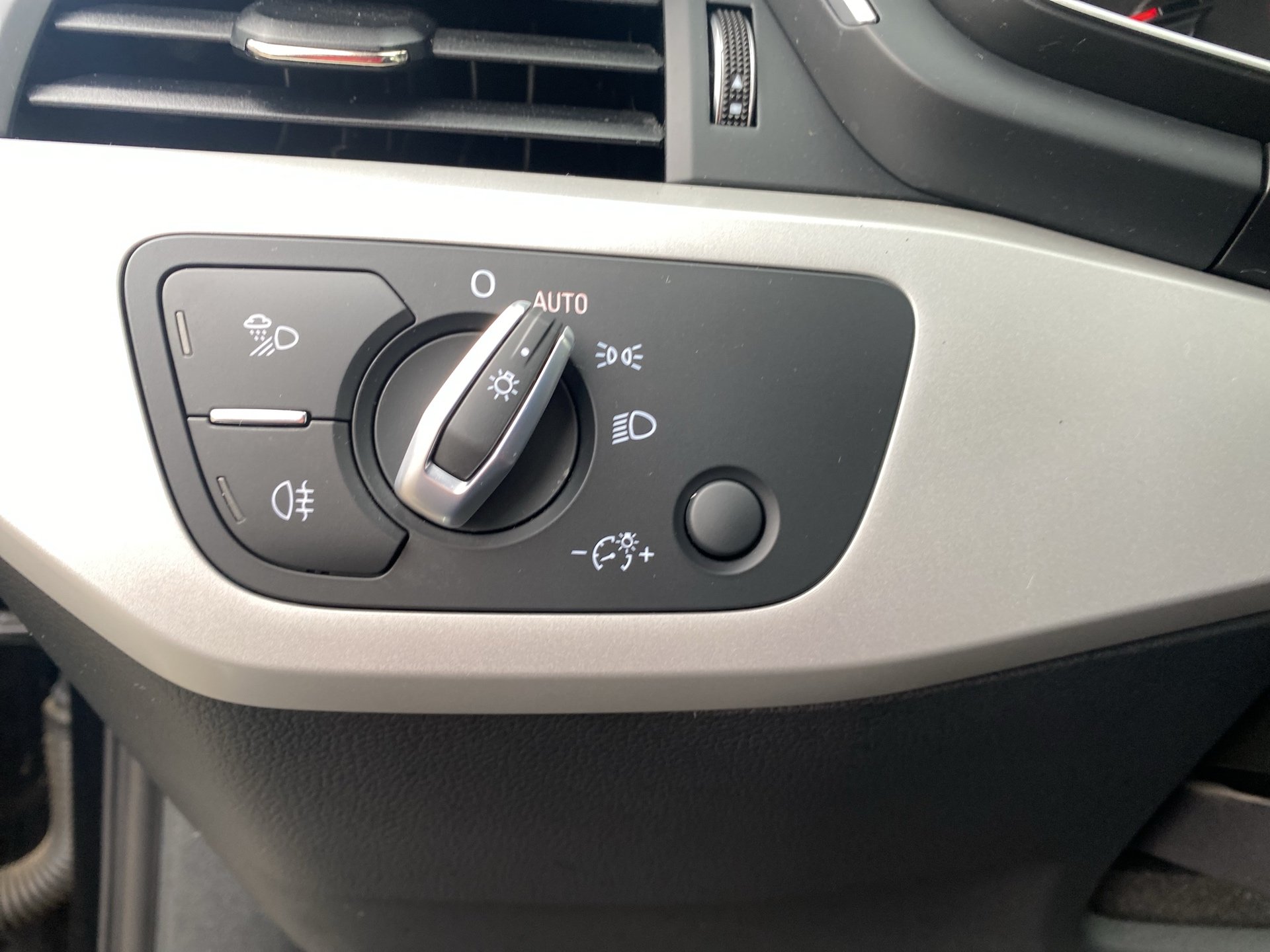 Audi A4 Avant 30 2.0 TDI advanced | Bild 10 von 26