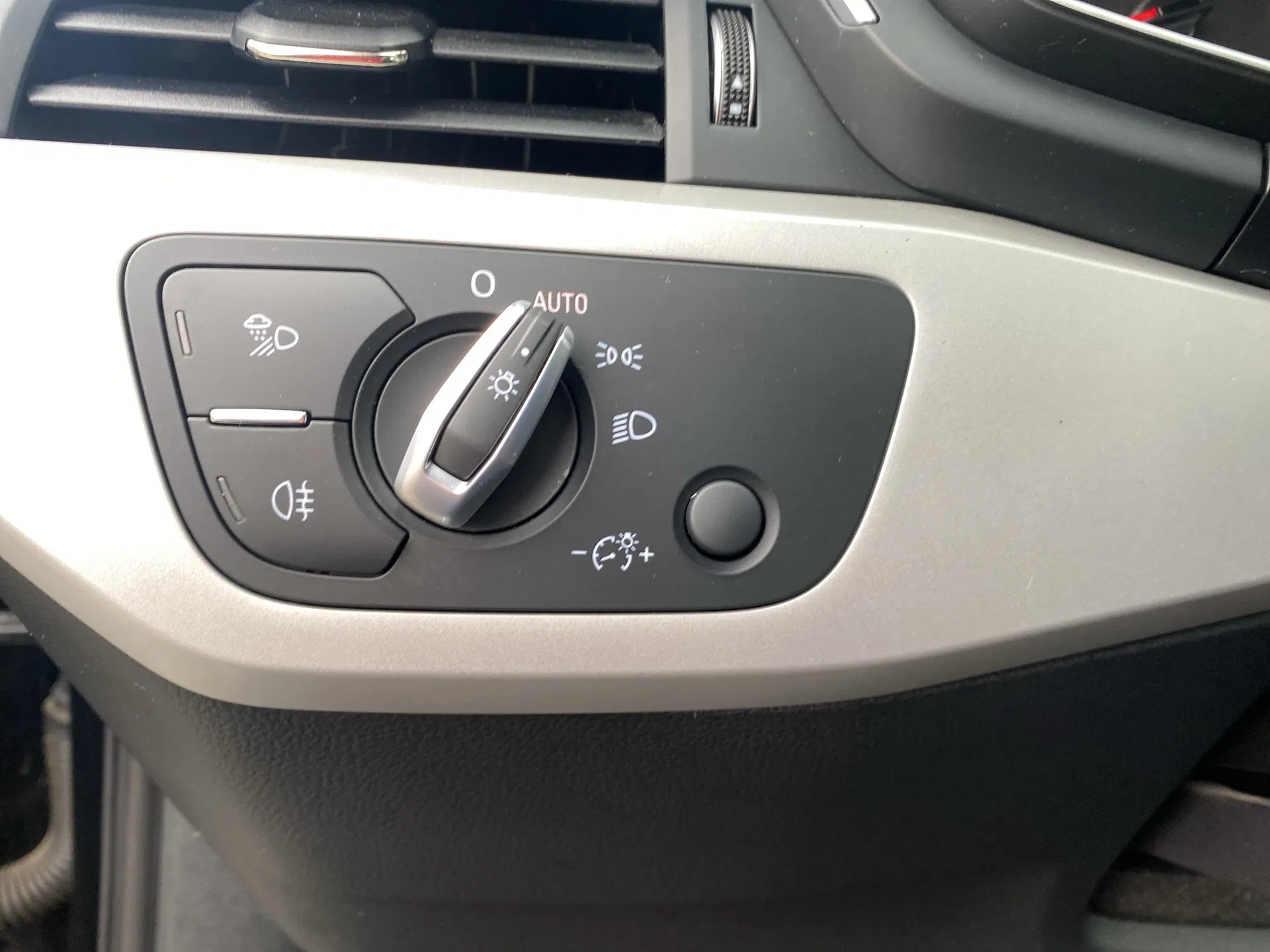 Audi A4 Avant 30 2.0 TDI advanced | Bild 10 von 26