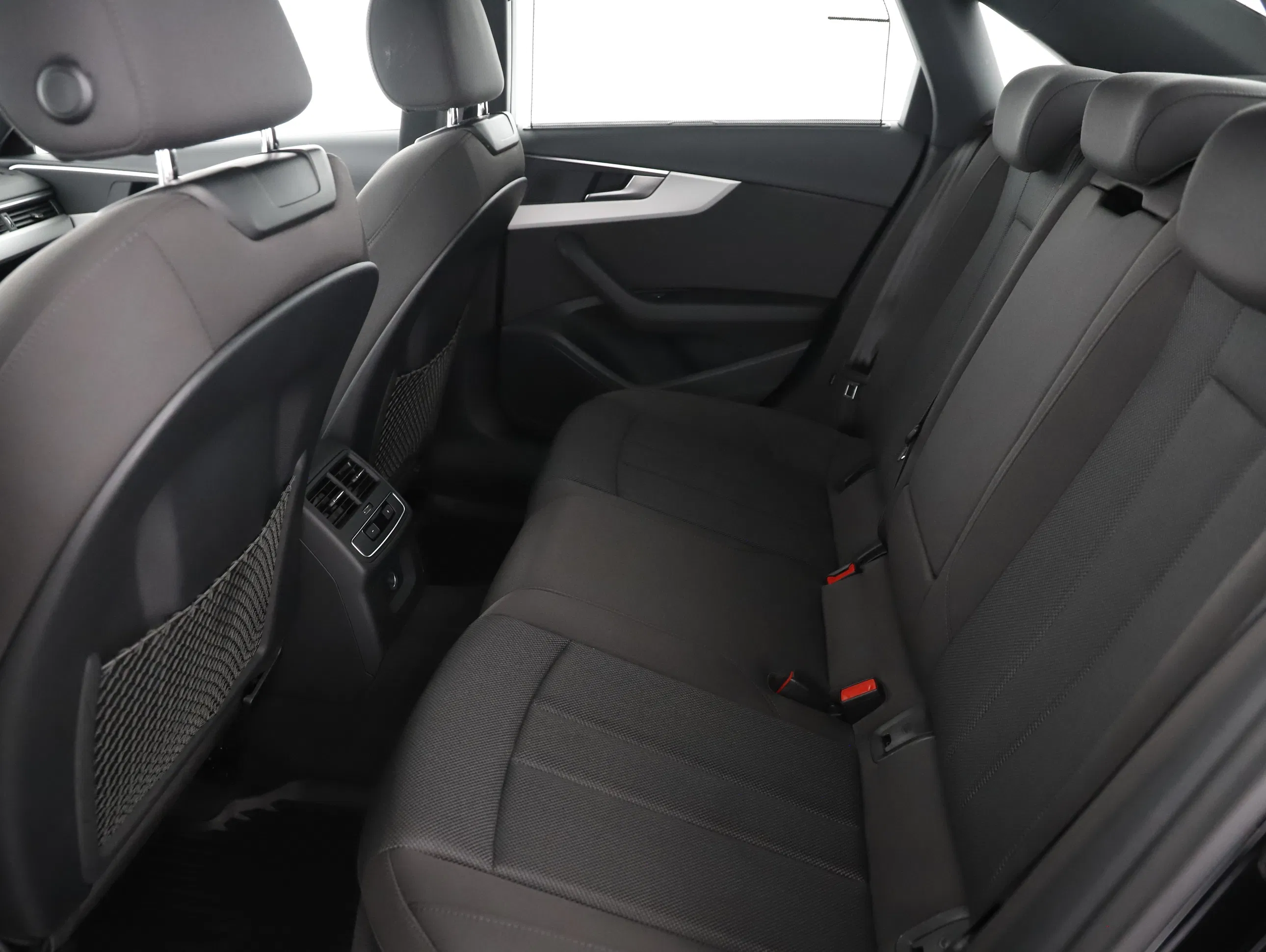 Audi A4 40 2.0 TDI quattro advanced | Bild 10 von 31