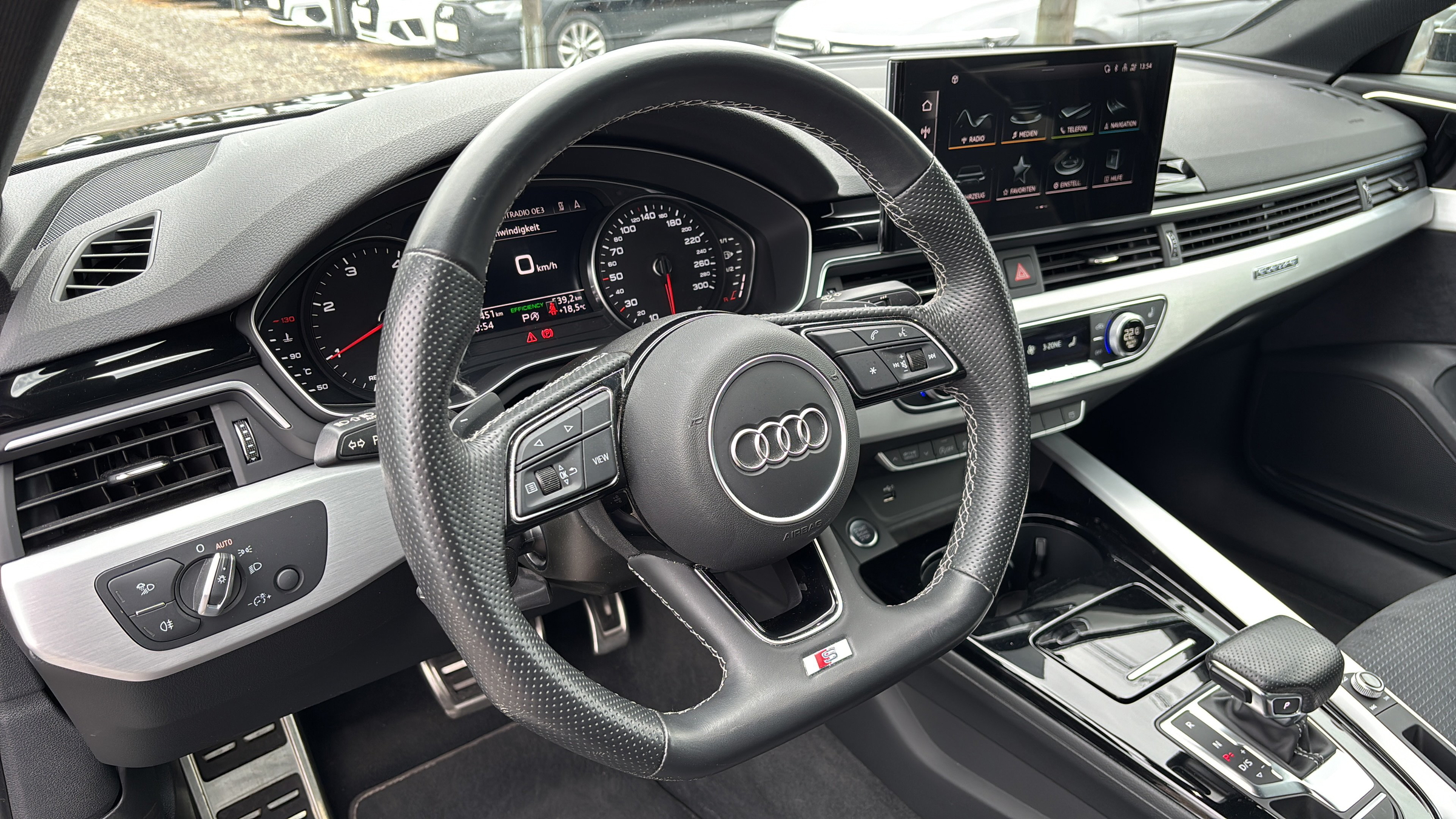 Audi A4 40 2.0 TDI quattro S-Line | Bild 10 von 24