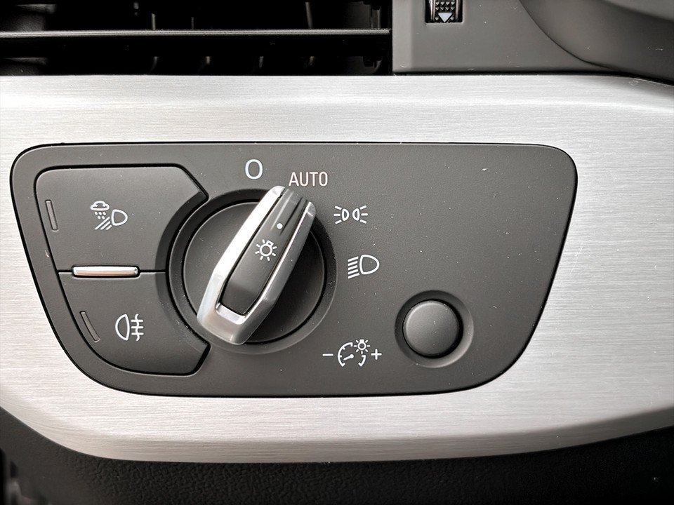 Audi A4 40 2.0 TDI quattro S-Line | Bild 13 von 24