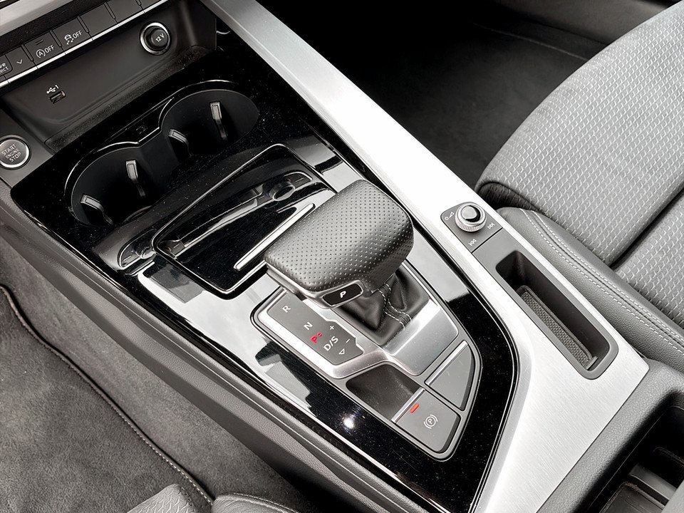 Audi A4 40 2.0 TDI quattro S-Line | Bild 19 von 24