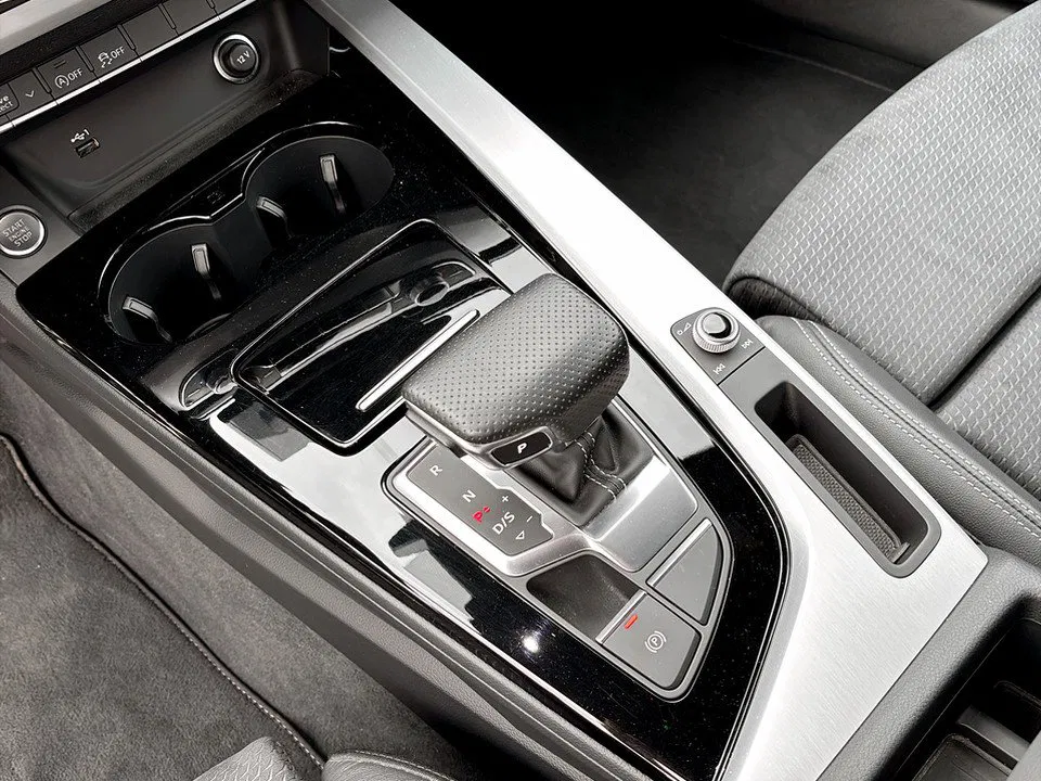 Audi A4 40 2.0 TDI quattro S-Line | Bild 19 von 24