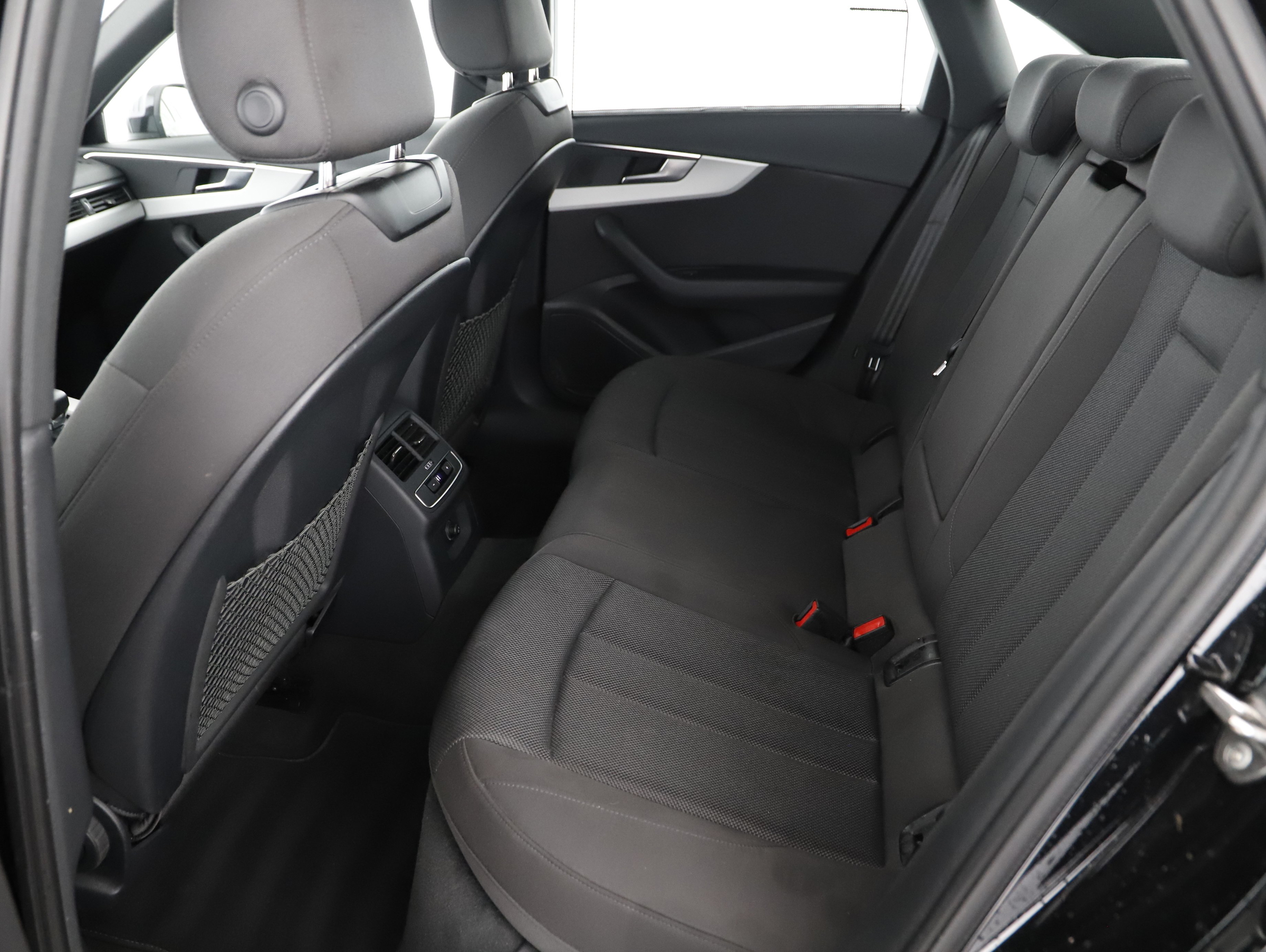 Audi A4 40 TFSI S-Line Aut. | Bild 19 von 22