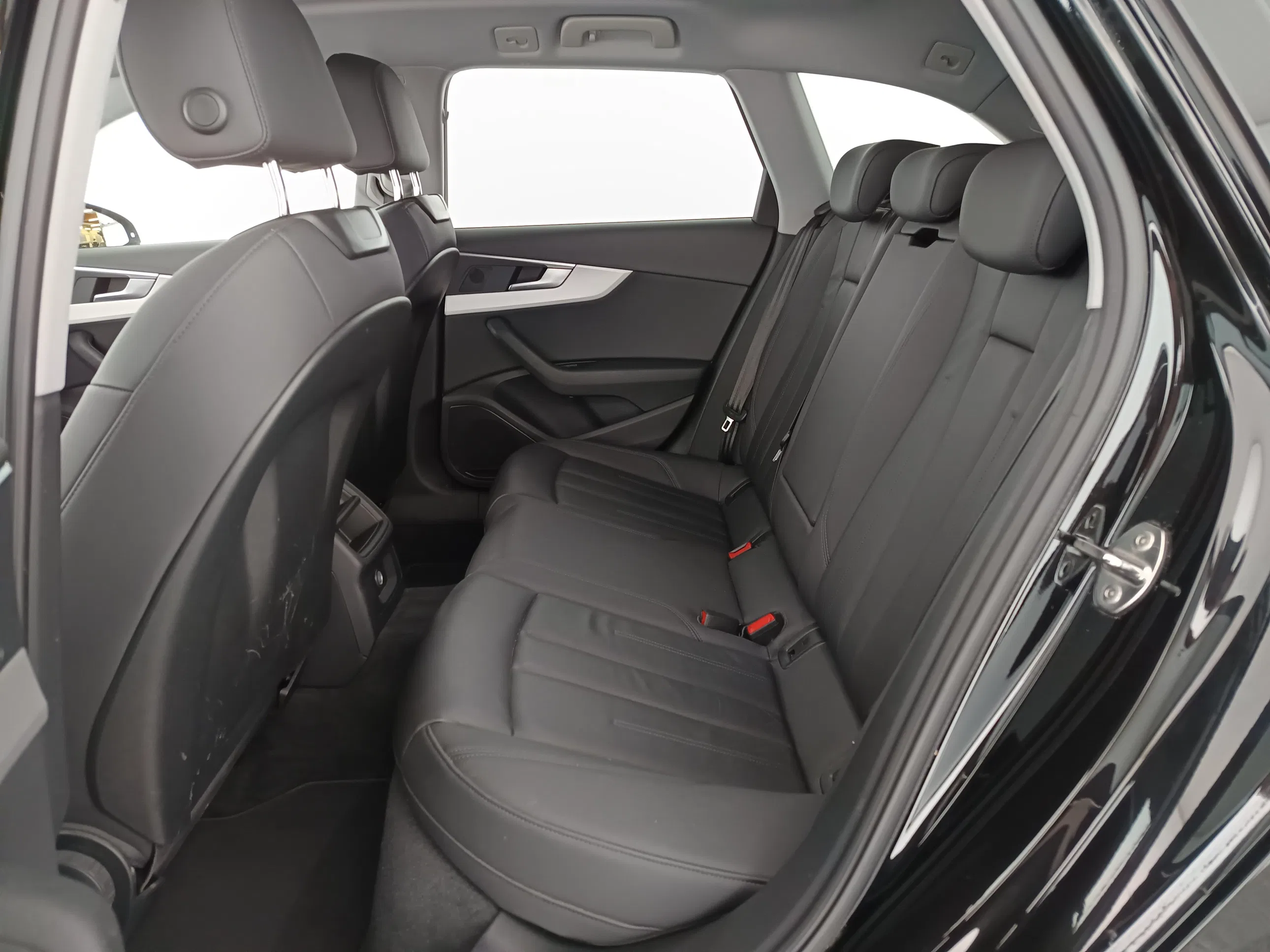 Audi A4 Avant 30 2.0 TDI advanced | Bild 26 von 31