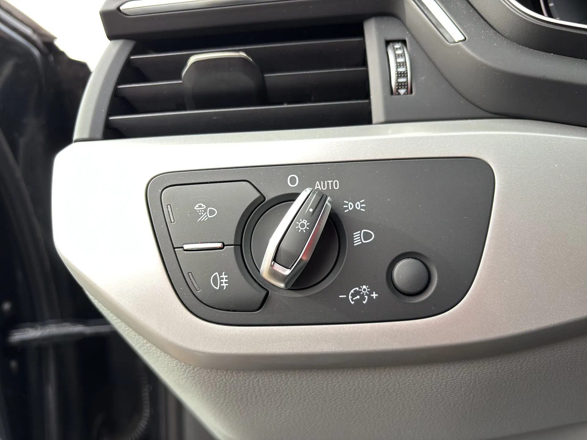 Audi A4 Avant 30 2.0 TDI | Bild 11 von 29