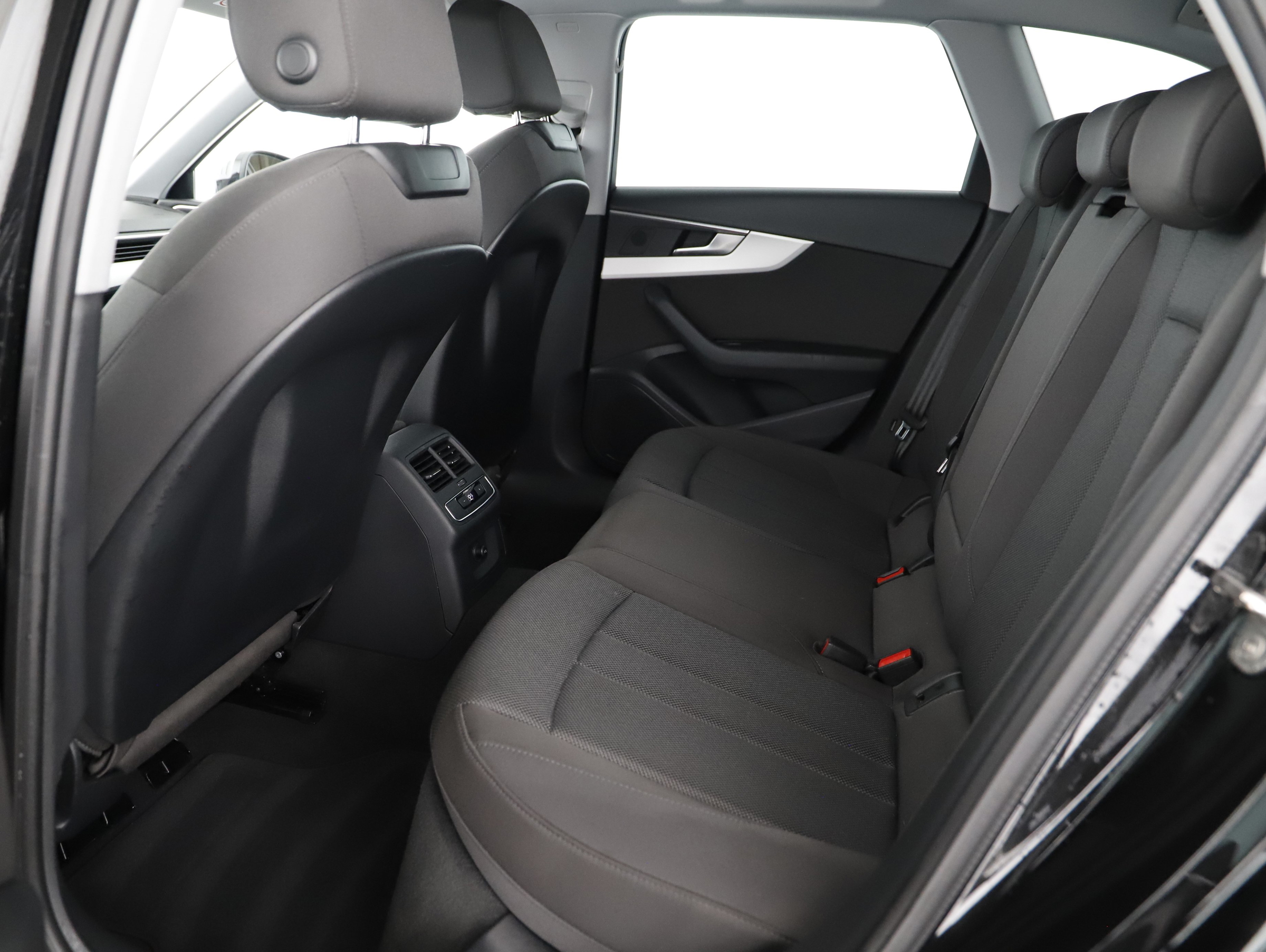 Audi A4 Avant 35 2.0 TDI S-Line | Bild 16 von 20