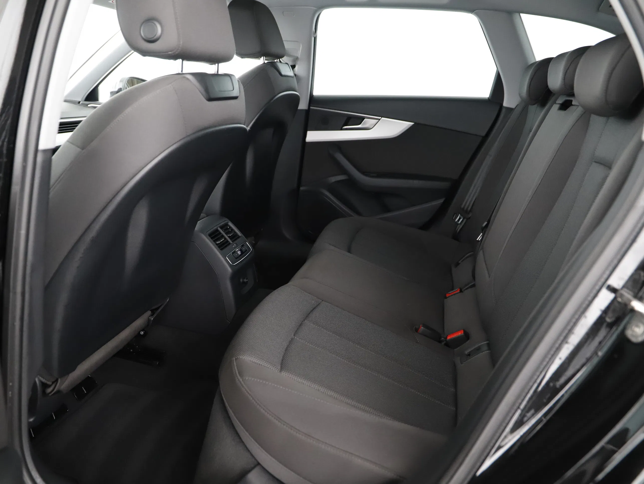 Audi A4 Avant 35 2.0 TDI S-Line | Bild 16 von 20